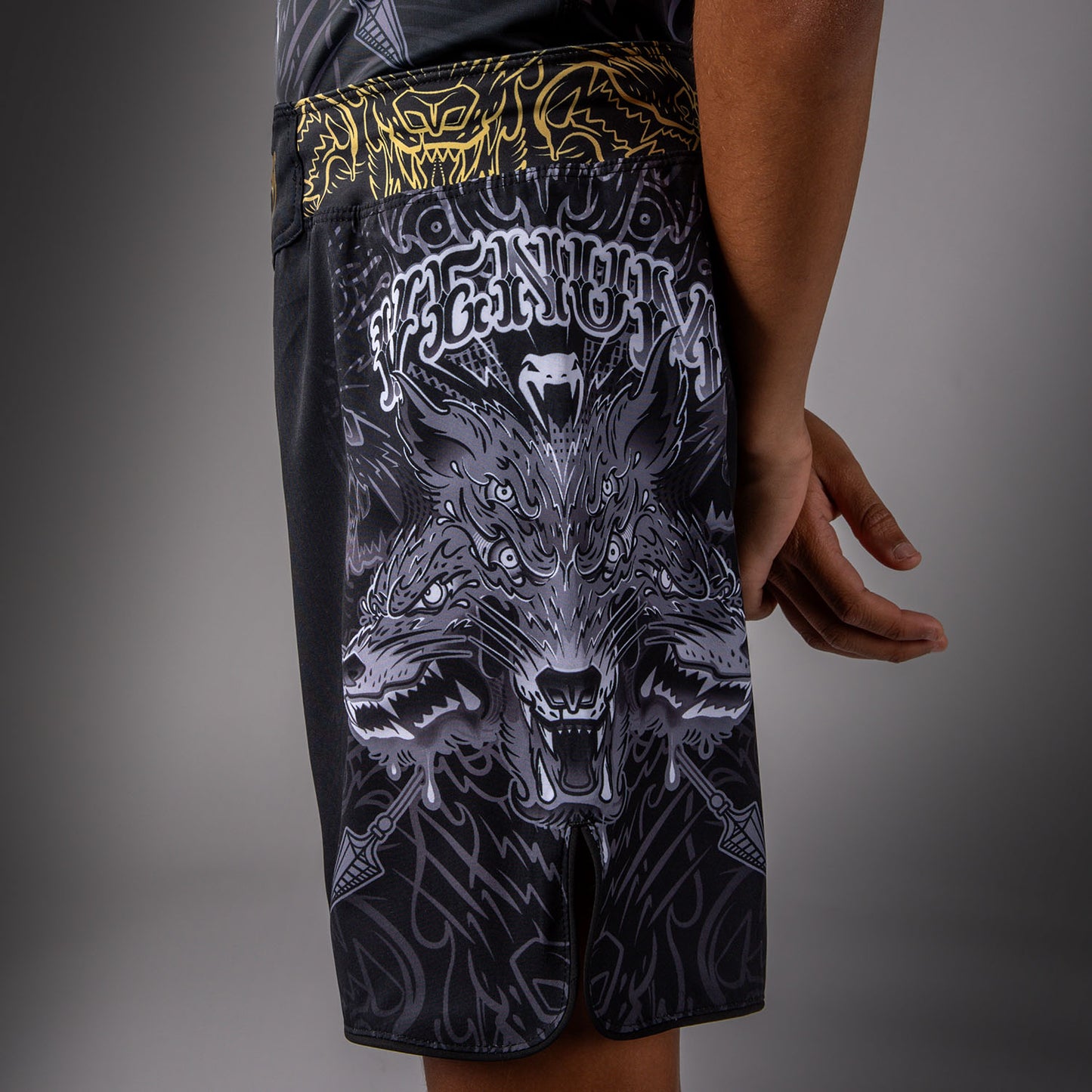 Venum Wolf Atak キッズ用ファイトショーツ – ブラック/グレー