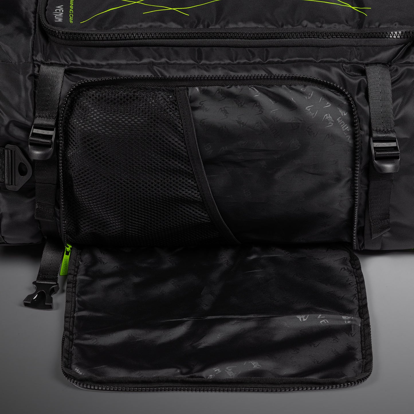 Venum Training Camp 4.0 スポーツバッグ - ブラック/ネオングリーン