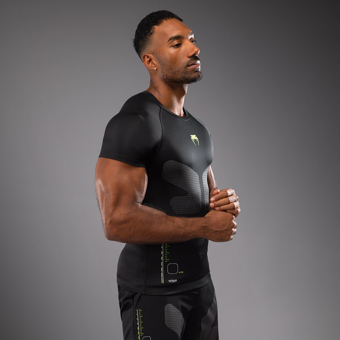 Venum Training Camp 4.0 メンズ・ショートスリーブ・ラッシュガード - ブラック／ネオングリーン