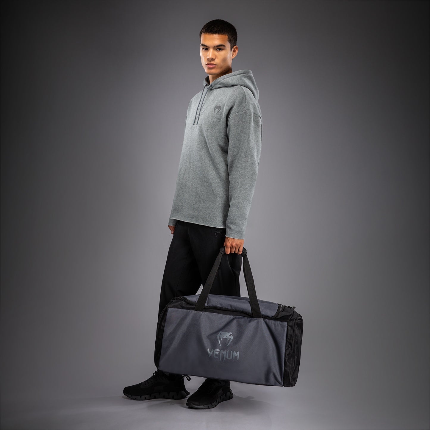Venum Essential スポーツバッグ (61L) - グレー/ブラック