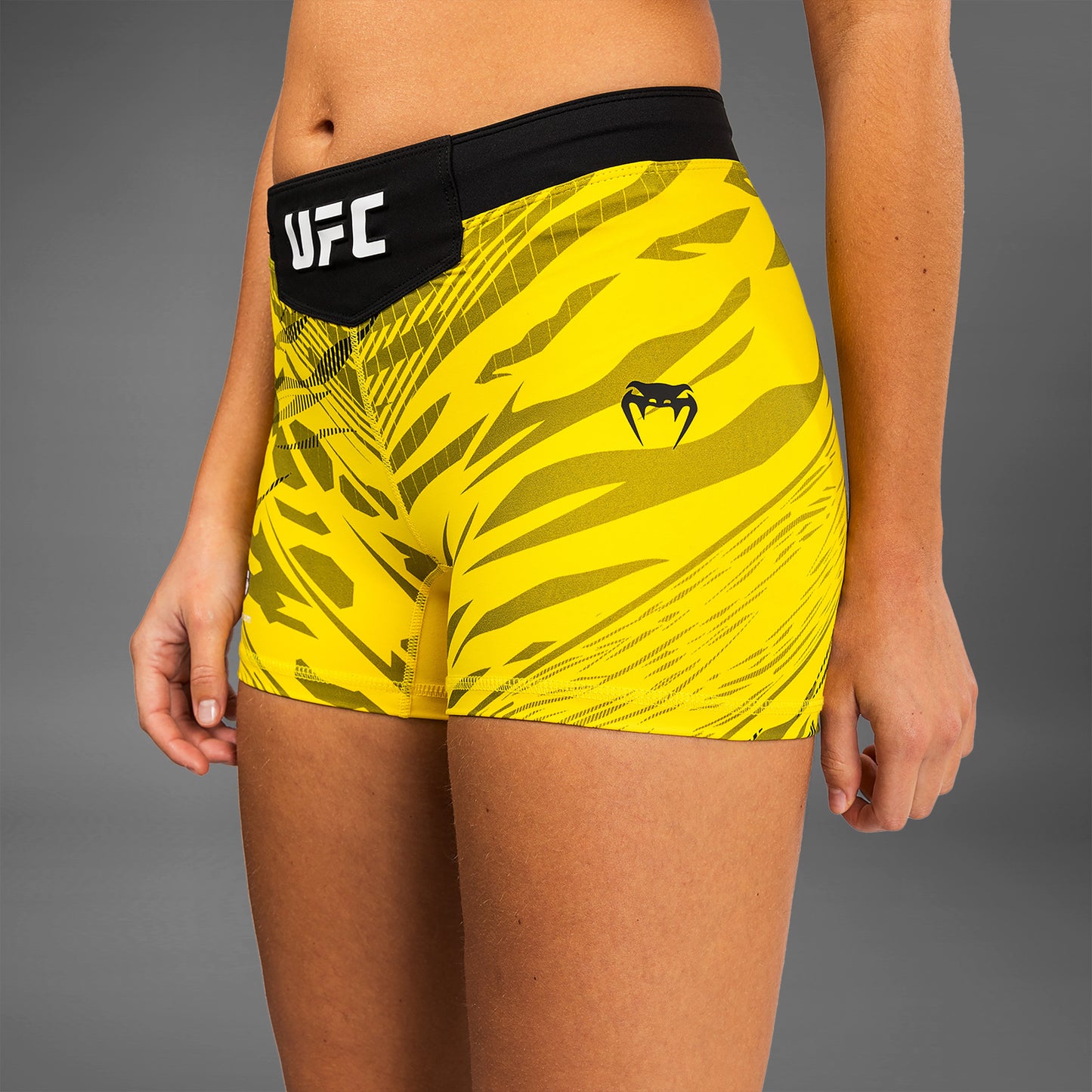 UFC Fusion by Venum Authentic Fight Night ヴァレトゥードショーツ（女性用、フィットコルト） - イエロー