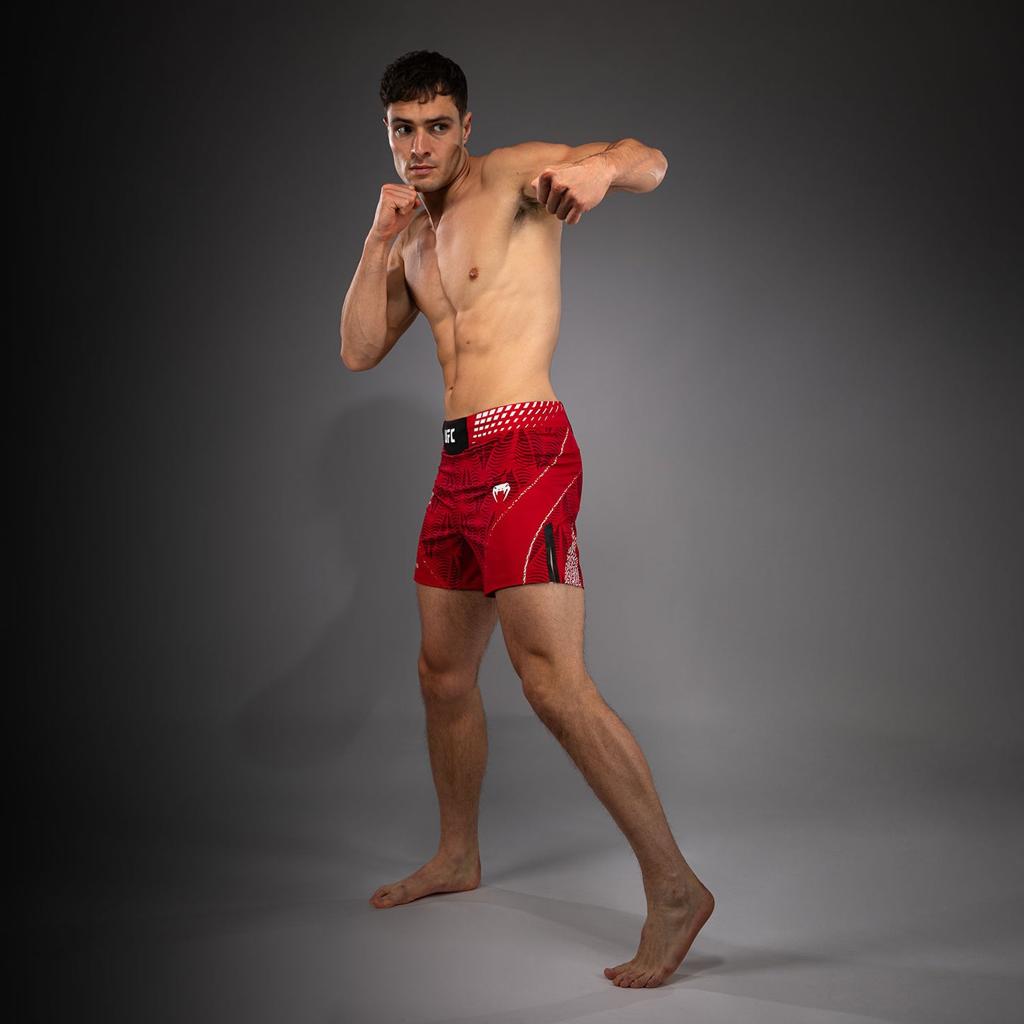 UFC Zenith by Venum Authentic Fight Night ショートフィットファイトショーツ メンズ - レッド