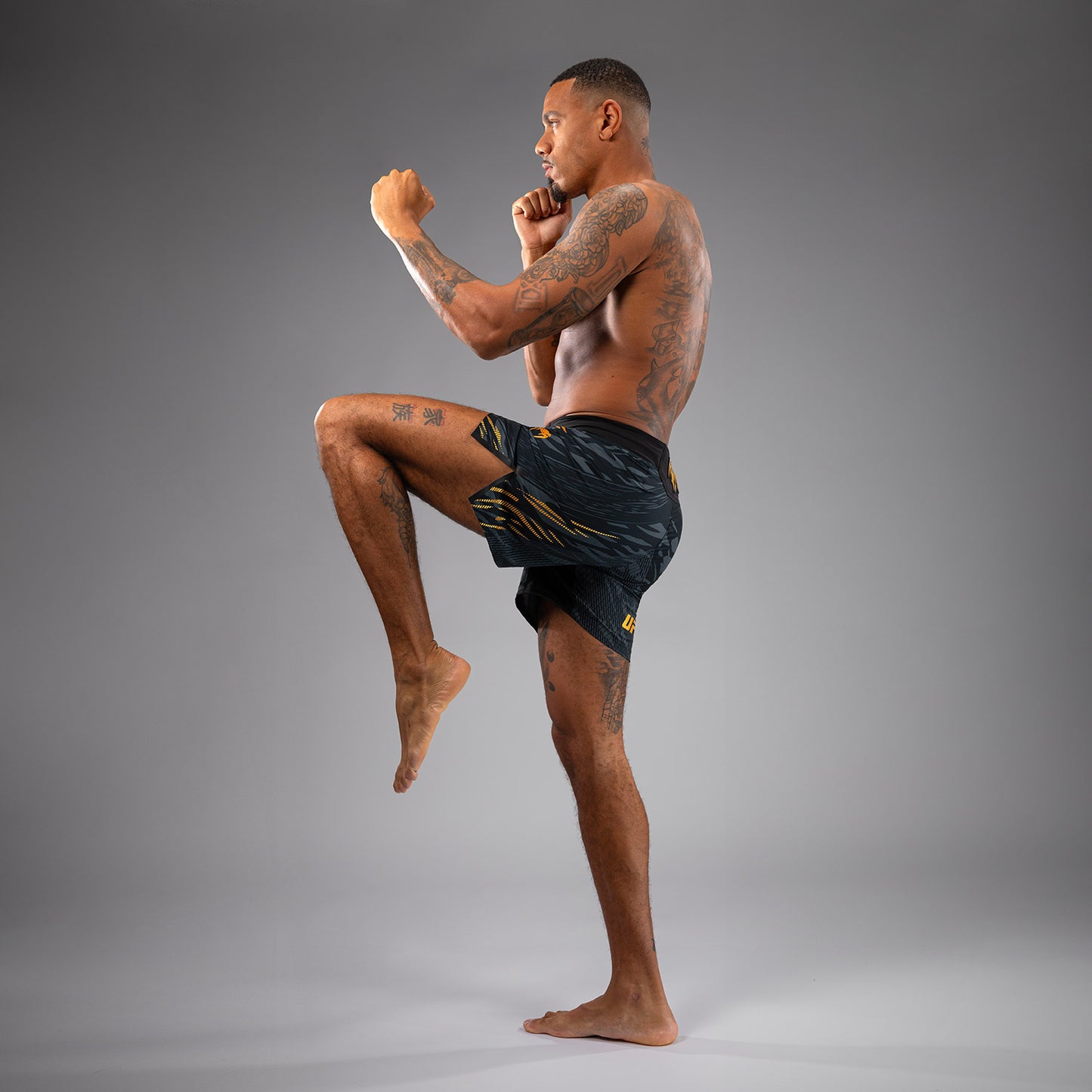 UFC Fusion by Venum Authentic Fight Night レスリングショーツ（男性用、フィットコルト） - チャンピオン