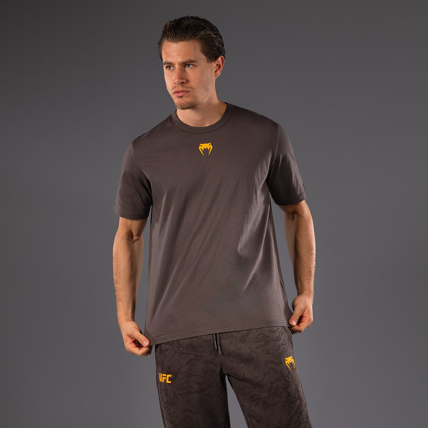 UFC Fusion by Venum Fight Week ショートスリーブTシャツ（男性用） - アーセンブラウン