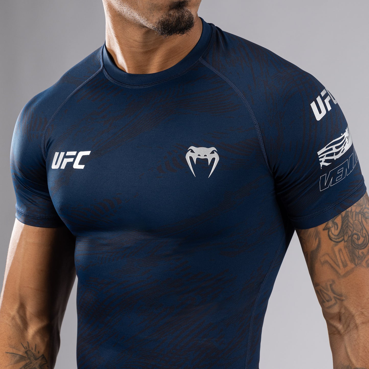 UFC Fusion by Venum Fight Week ショートスリーブラッシュガード（男性用） - オーシャニックブルー