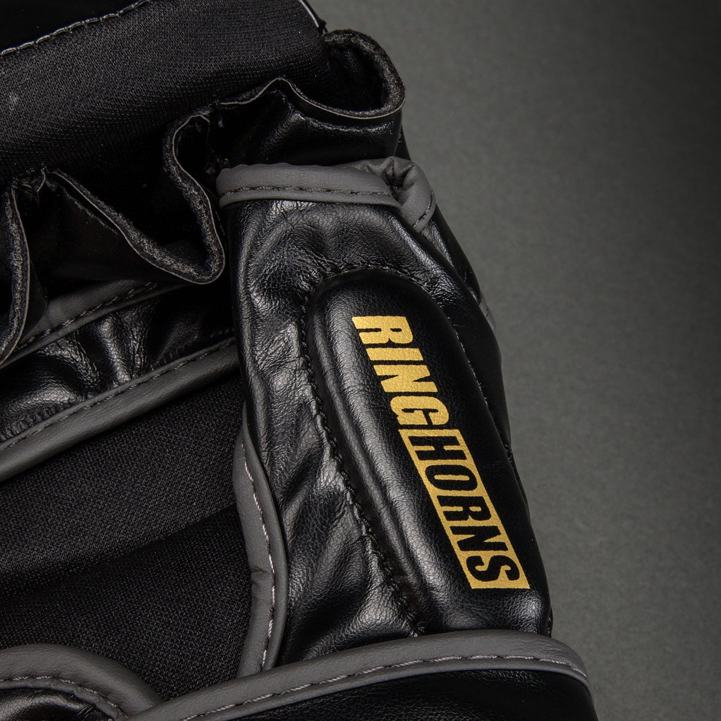 Ringhorns Charger by Venum MMA スパーリンググローブ – ブラック/ゴールド