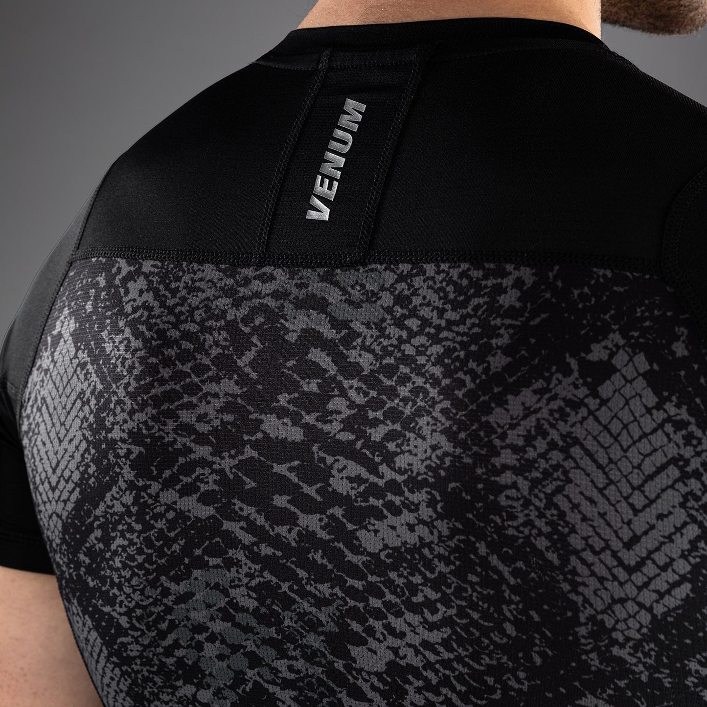 Venum G-Fit Scales 半袖ラッシュガード – ブラック/チャコールグレー