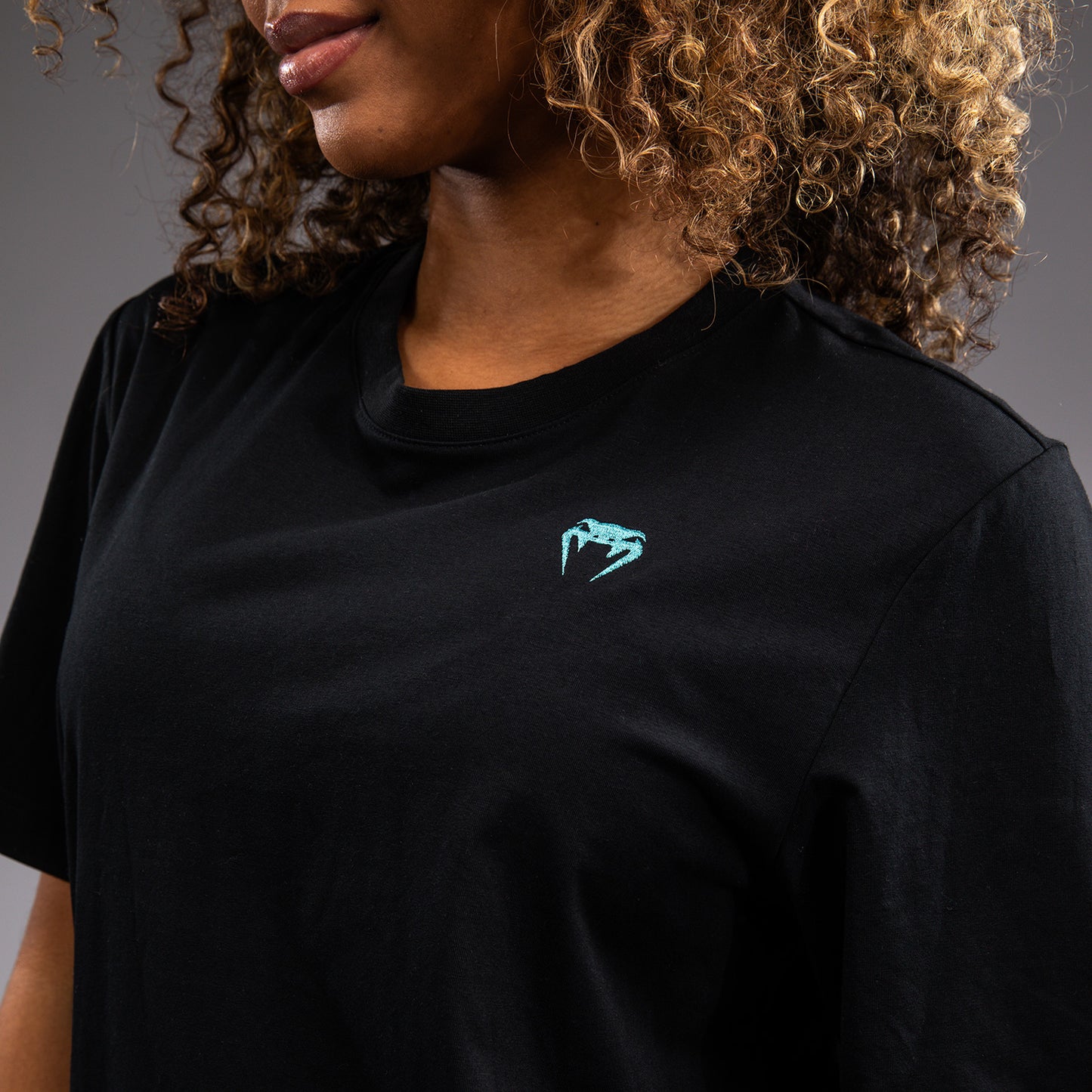 Venum x Demi オーバーサイズTシャツ – ブラック