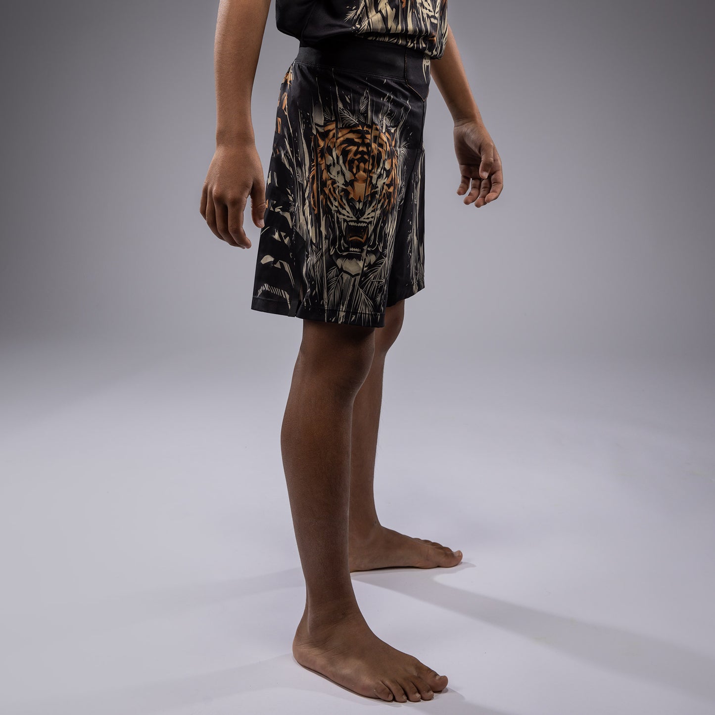 Venum Tiger キッズ ファイトショーツ - ブラック/ネオンオレンジ