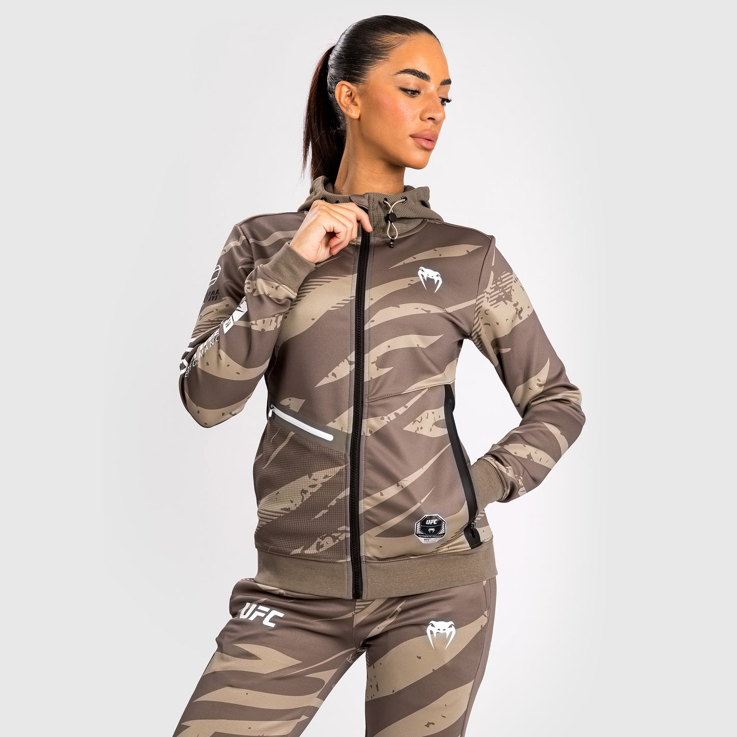 UFC Adrenaline By Venum Fight Week ウィメンズ・ジップ・フーディ - Desert Camo