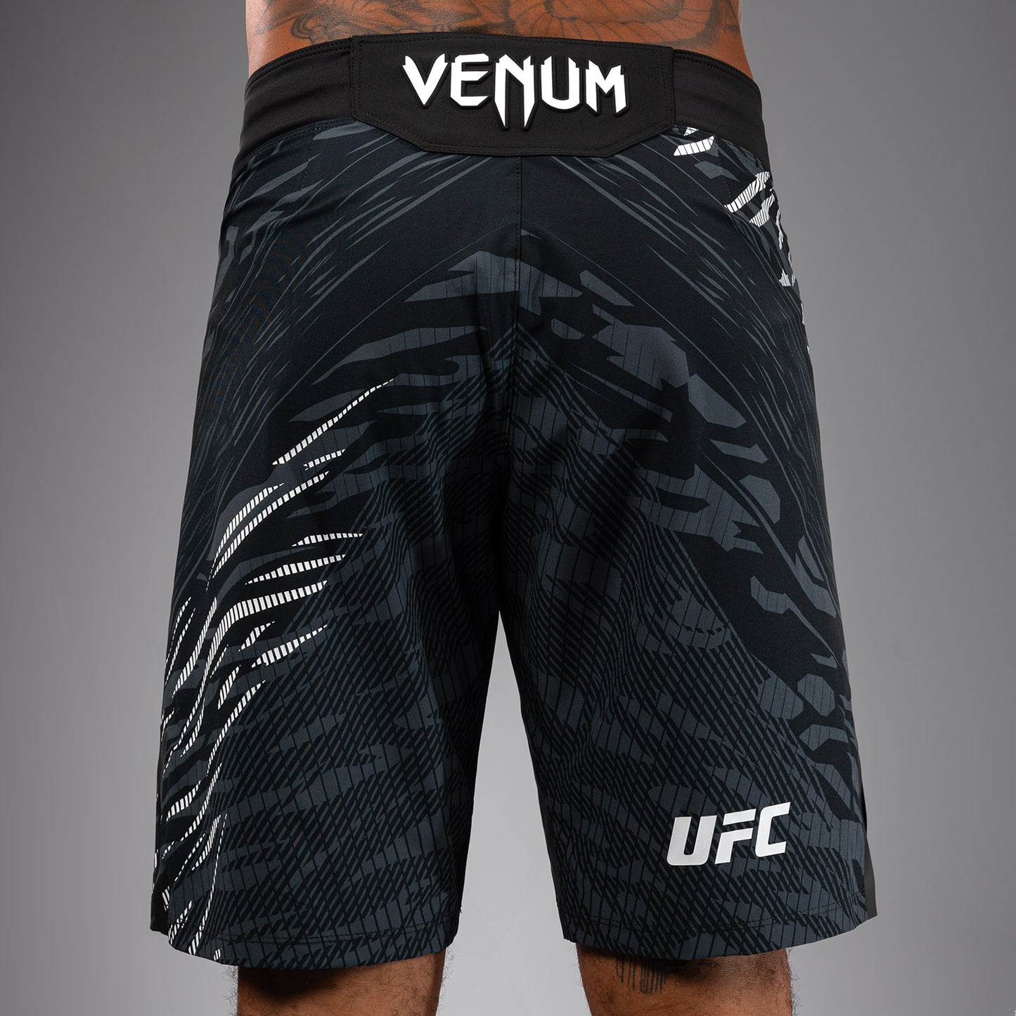 UFC Fusion by Venum Authentic Fight Night レスリングショーツ（男性用、フィットラルゴ） - ブラック