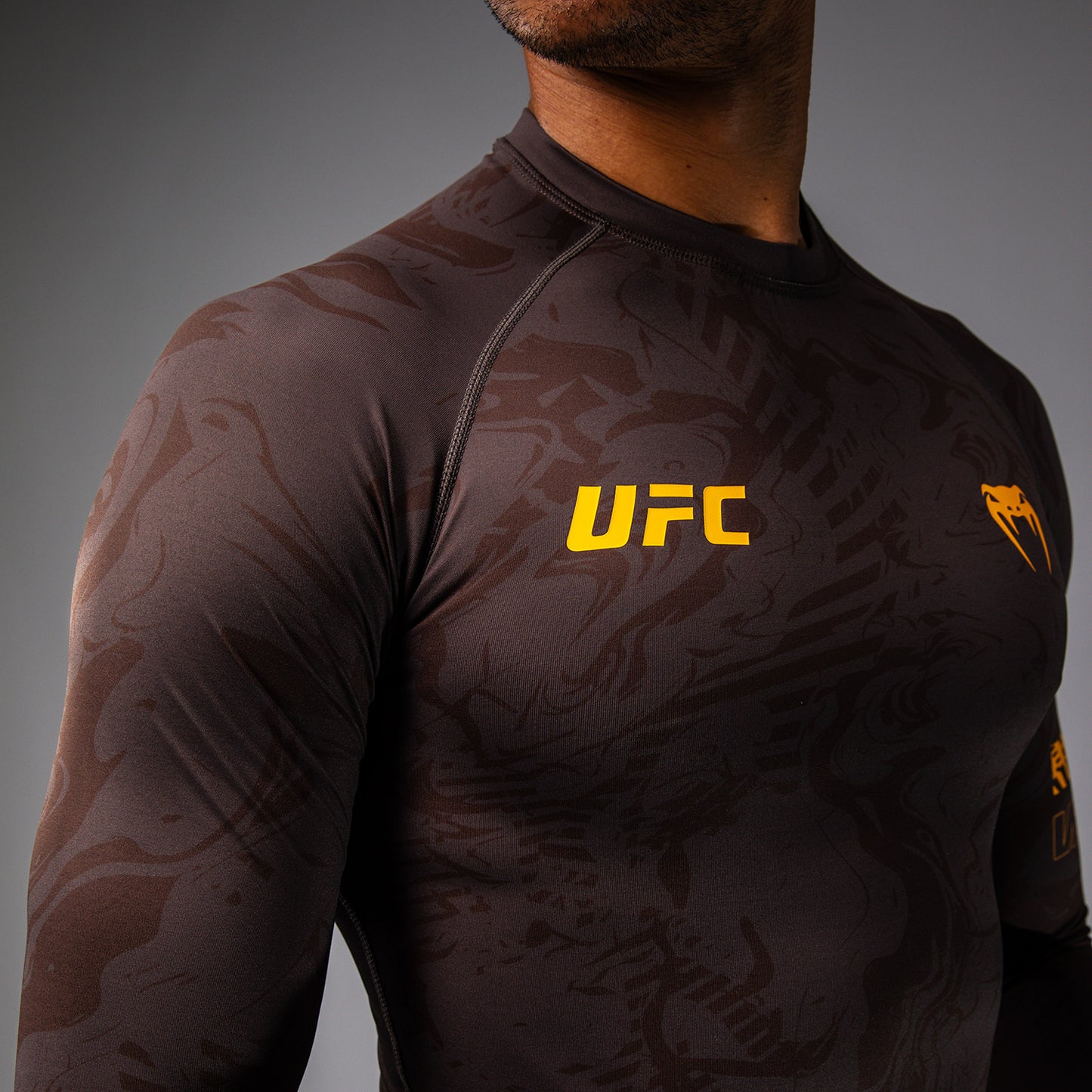UFC Fusion by Venum Fight Week ロングスリーブラッシュガード（男性用） - アーセンブラウン