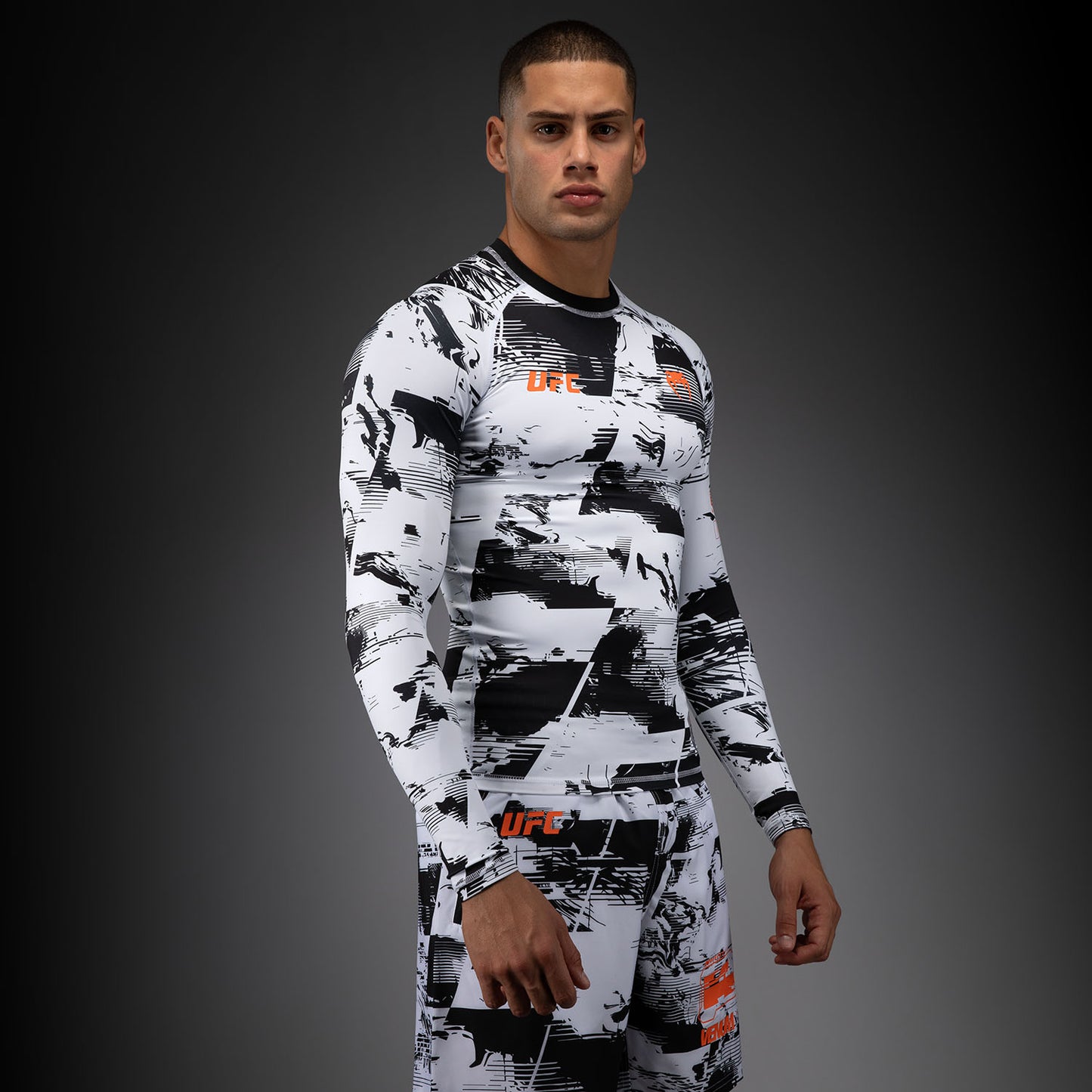 UFC Zenith by Venum Authentic Fight Week パフォーマンス長袖ラッシュガード メンズ - ホワイト