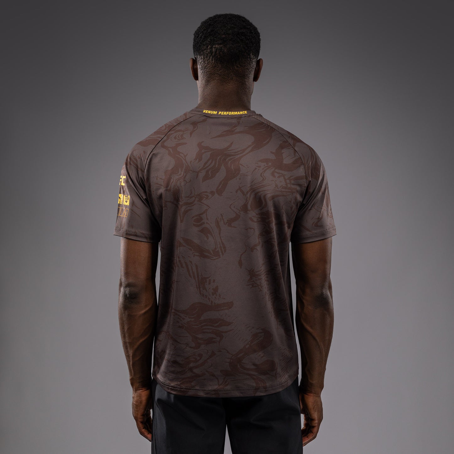 UFC Fusion by Venum Fight Week ドライテックTシャツ（男性用） - アーセンブラウン