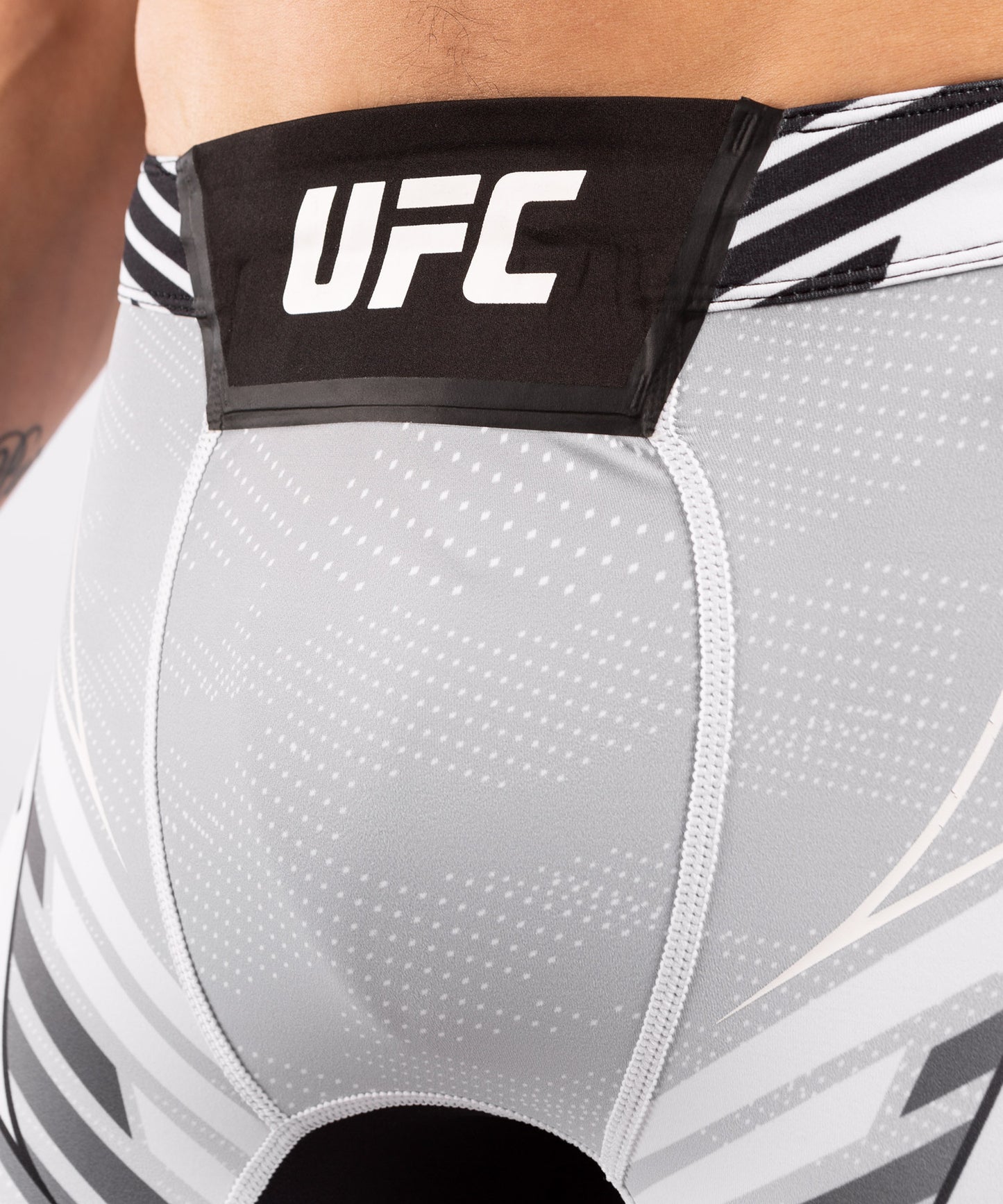 UFC VENUM本格的なファイトナイトメンズ バーリトゥードショート-ロングフィット - 白い