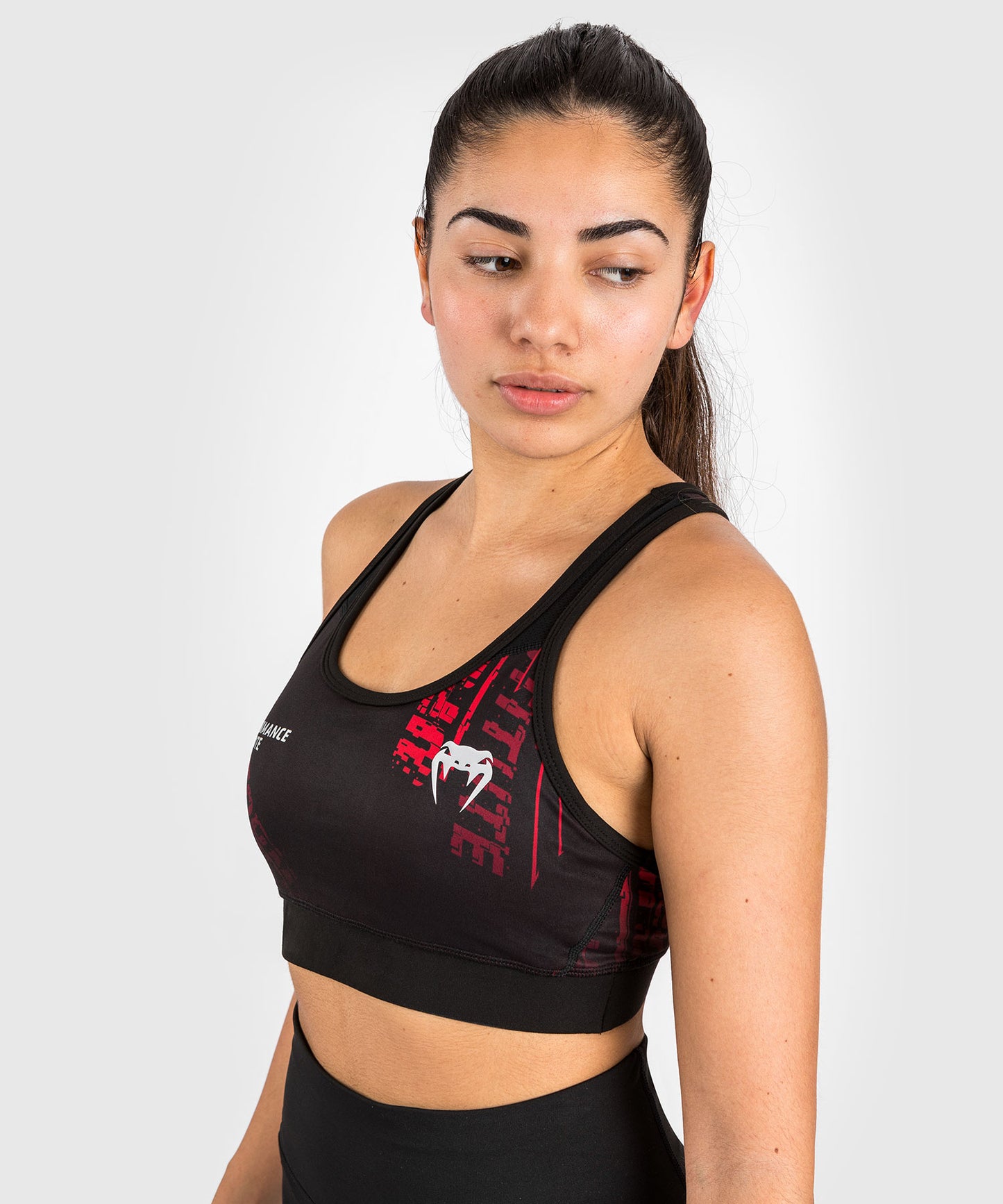 UFC Performance Institute 2.0 女性用スポーツブラ - ブラック／レッド