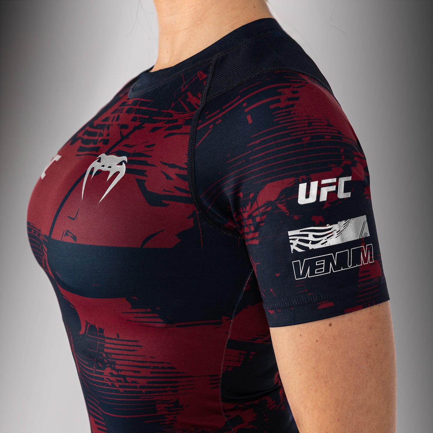 UFC Zenith by Venum Authentic Fight Week パフォーマンス半袖ラッシュガード レディース - ネイビーブルー/バーガンディ/シルバー