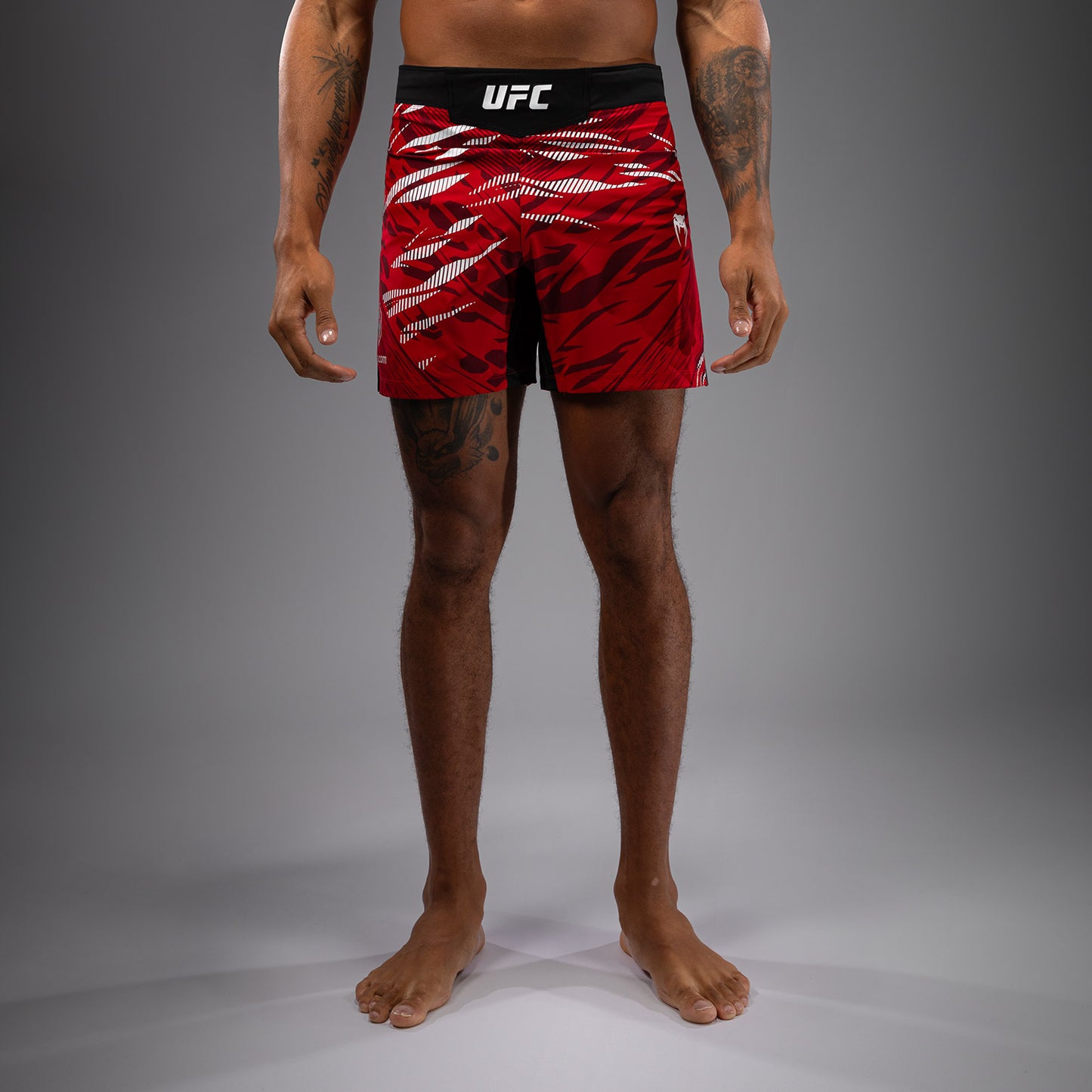 UFC Fusion by Venum Authentic Fight Night レスリングショーツ（男性用、フィットコルト） - レッド