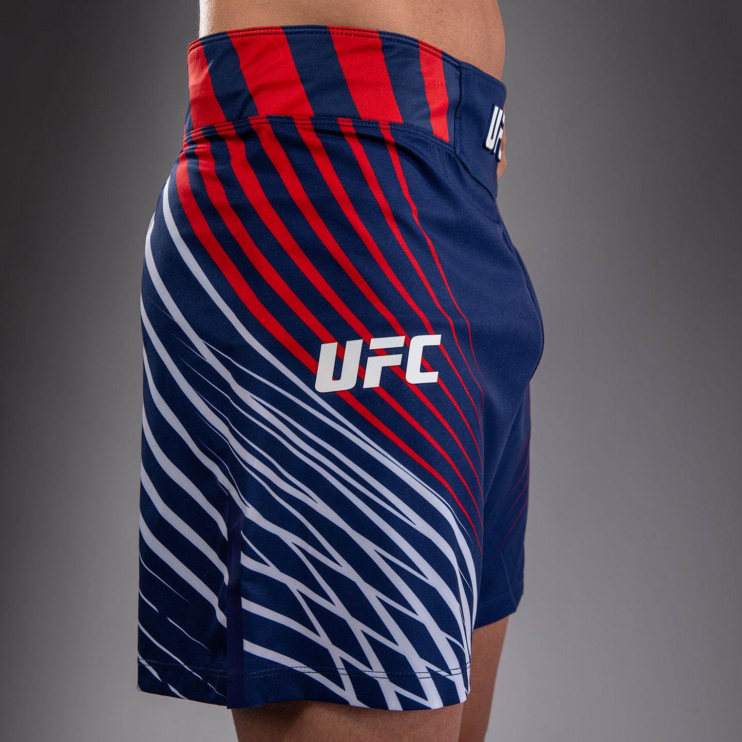 UFC Freedom 250 by Venum メンズ Custom Authentic Fight Night ファイトショーツ ショートフィット - ブルー