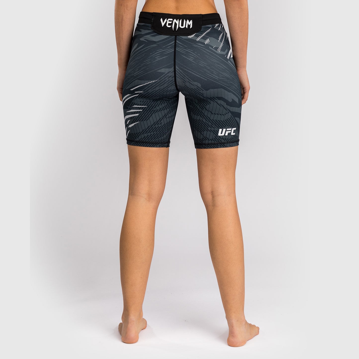 UFC Fusion by Venum Authentic Fight Night ヴァレトゥードショーツ（女性用、フィットラルゴ） - ブラック