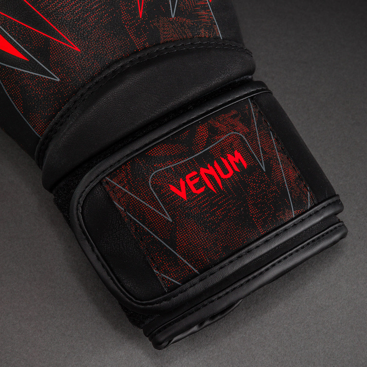 Venum Impact Amazonia Reborn ボクシンググローブ - ブラック/レッド