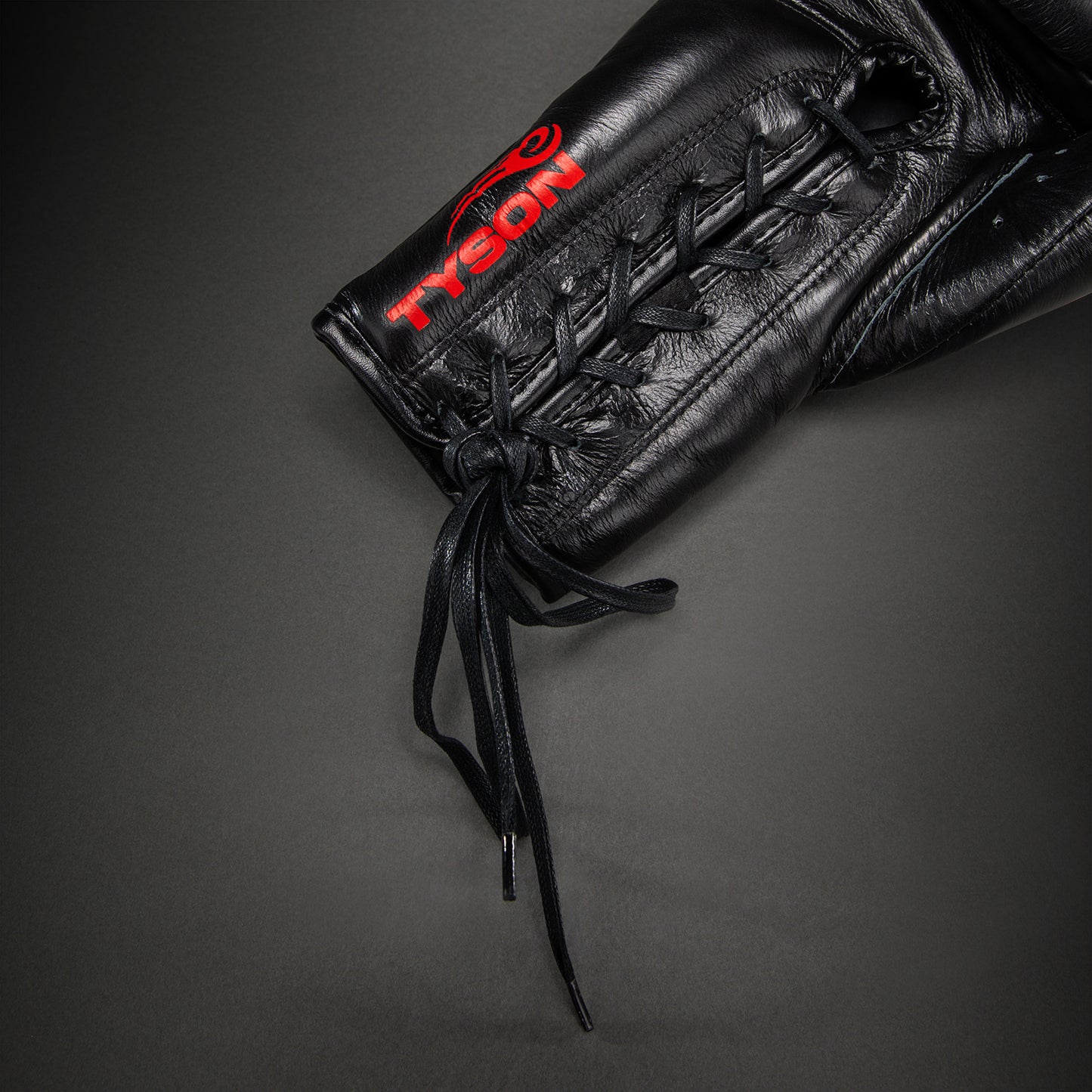 Venum Giant 2.0 Mike Tyson Pro ボクシンググローブ レース付き – ブラック/レッド