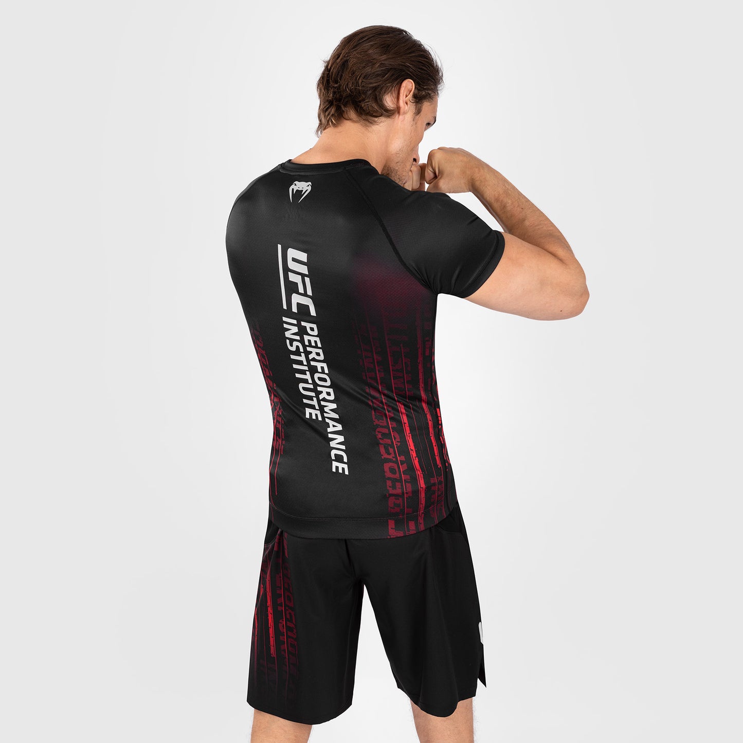 UFC Venum Performance Institute 2.0 メンズ・ショートスリーブ・ラッシュガード - ブラック／レッド