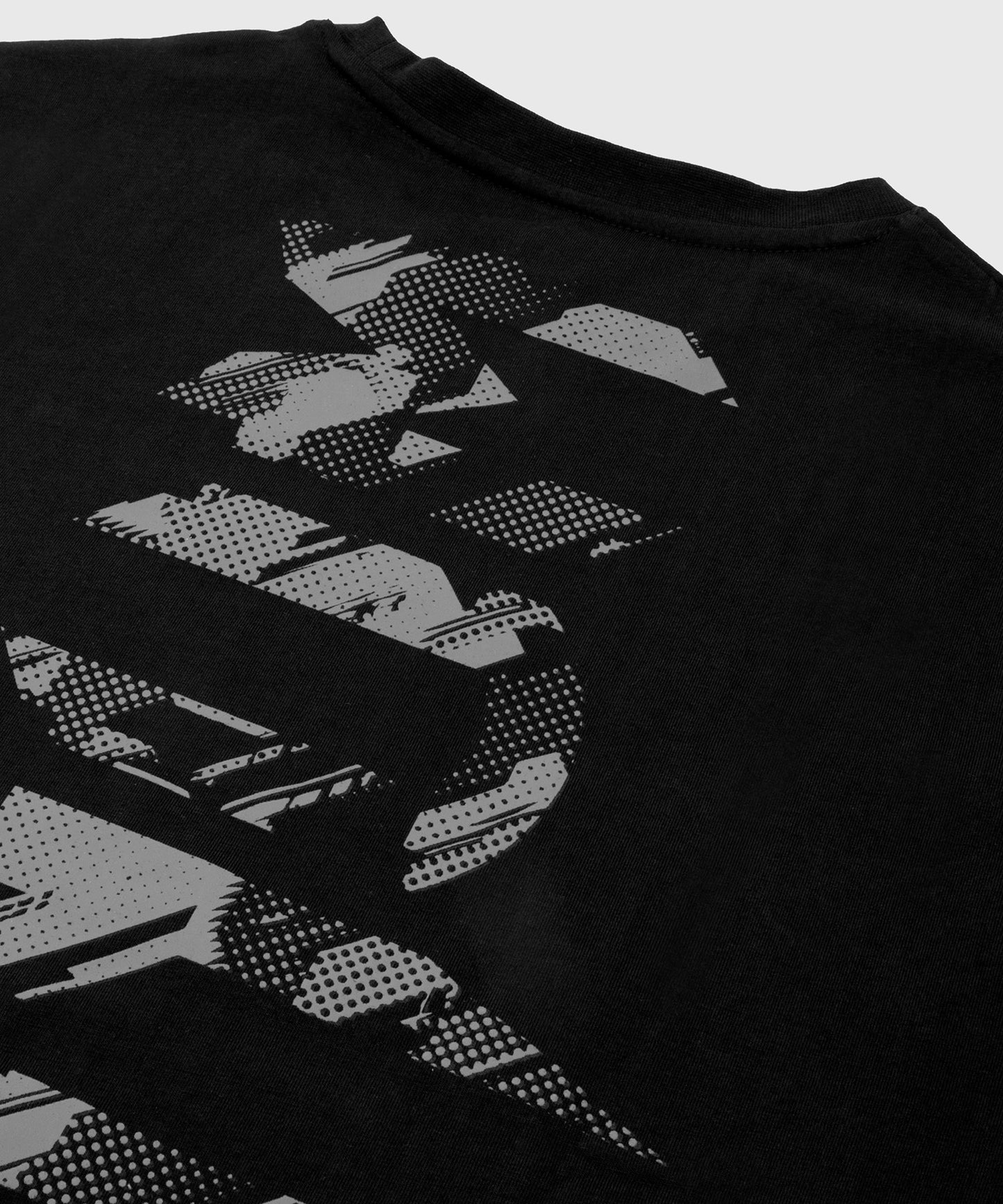 Venum Giant Camo 2.0 Tシャツ：ブラック/都市迷彩