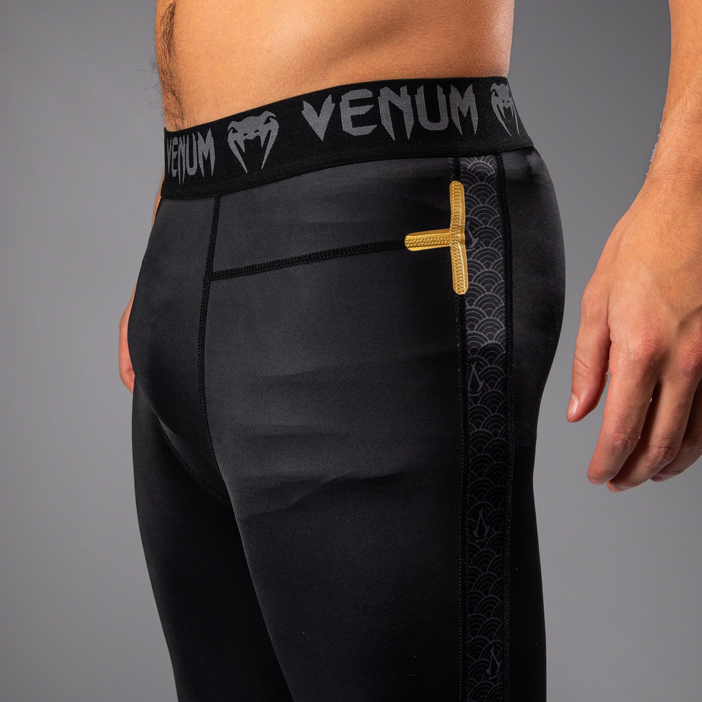 Venum x Assassin’s Creed Shadows メンズスパッツ - ブラック/ゴールド