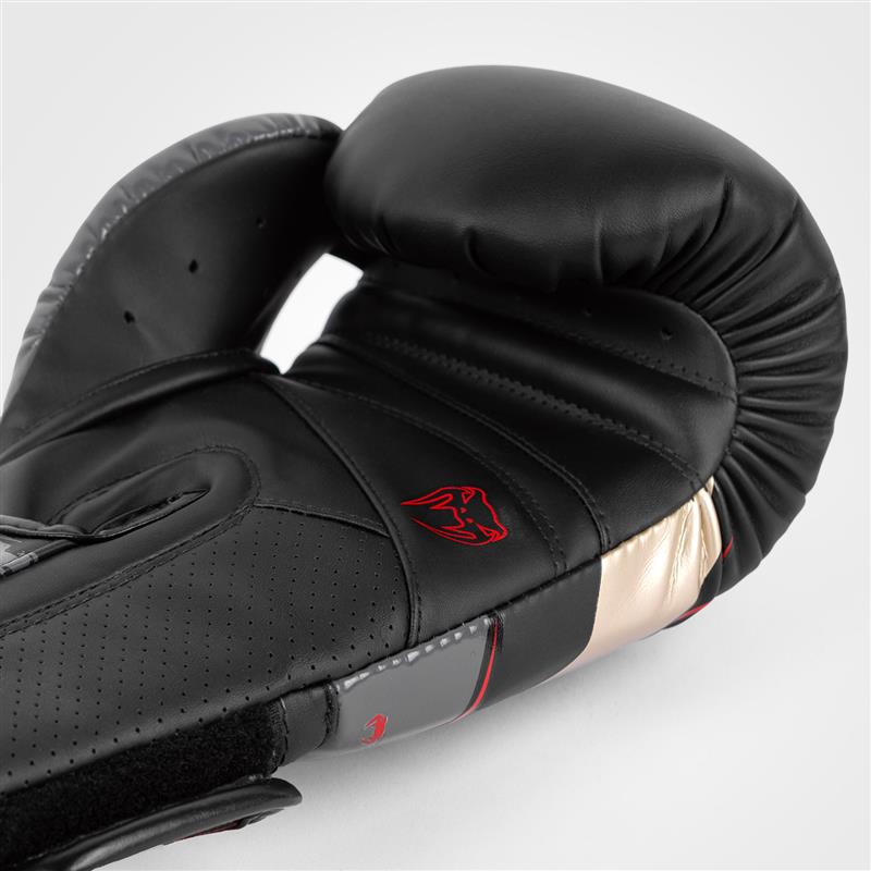 Venum Elite Evo ボクシンググローブ - ブラック/ゴールド/レッド