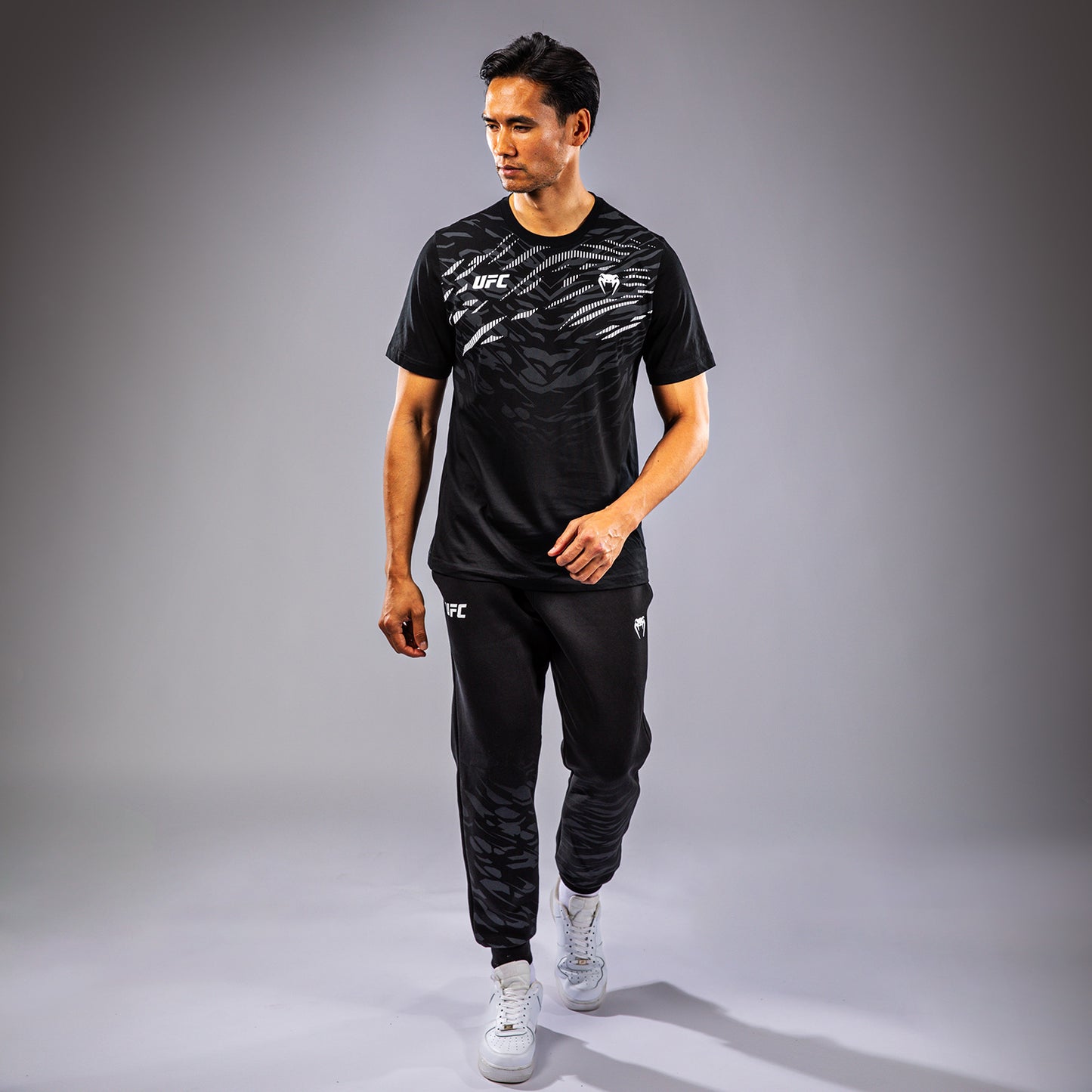 UFC Fusion by Venum Replica ショートスリーブTシャツ（男性用） - ブラック