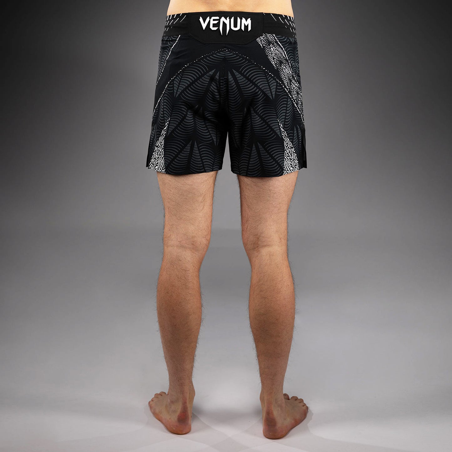 UFC Zenith by Venum Authentic Fight Night ショートフィットファイトショーツ メンズ - ブラック