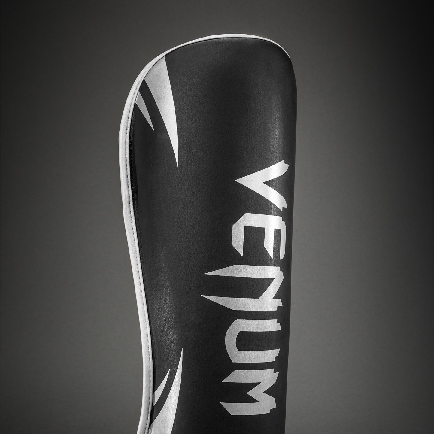 Venum Challenger シンガード – ブラック/シルバー