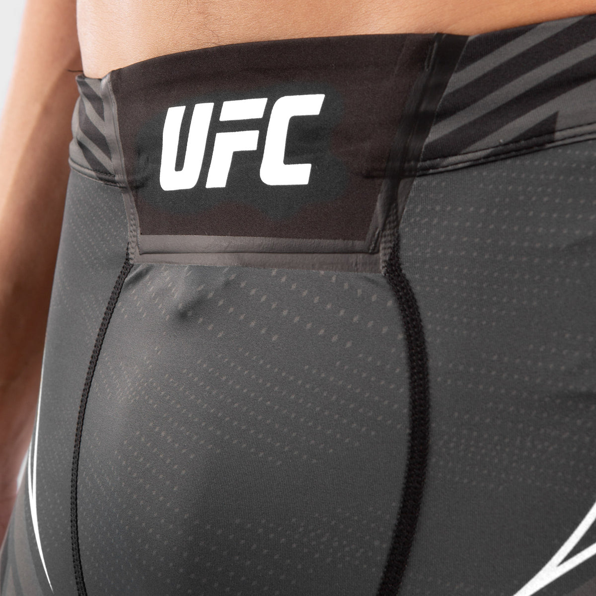 Venum UFC Authentic Fight Night メンズ コンプレッションショーツ – ブラック