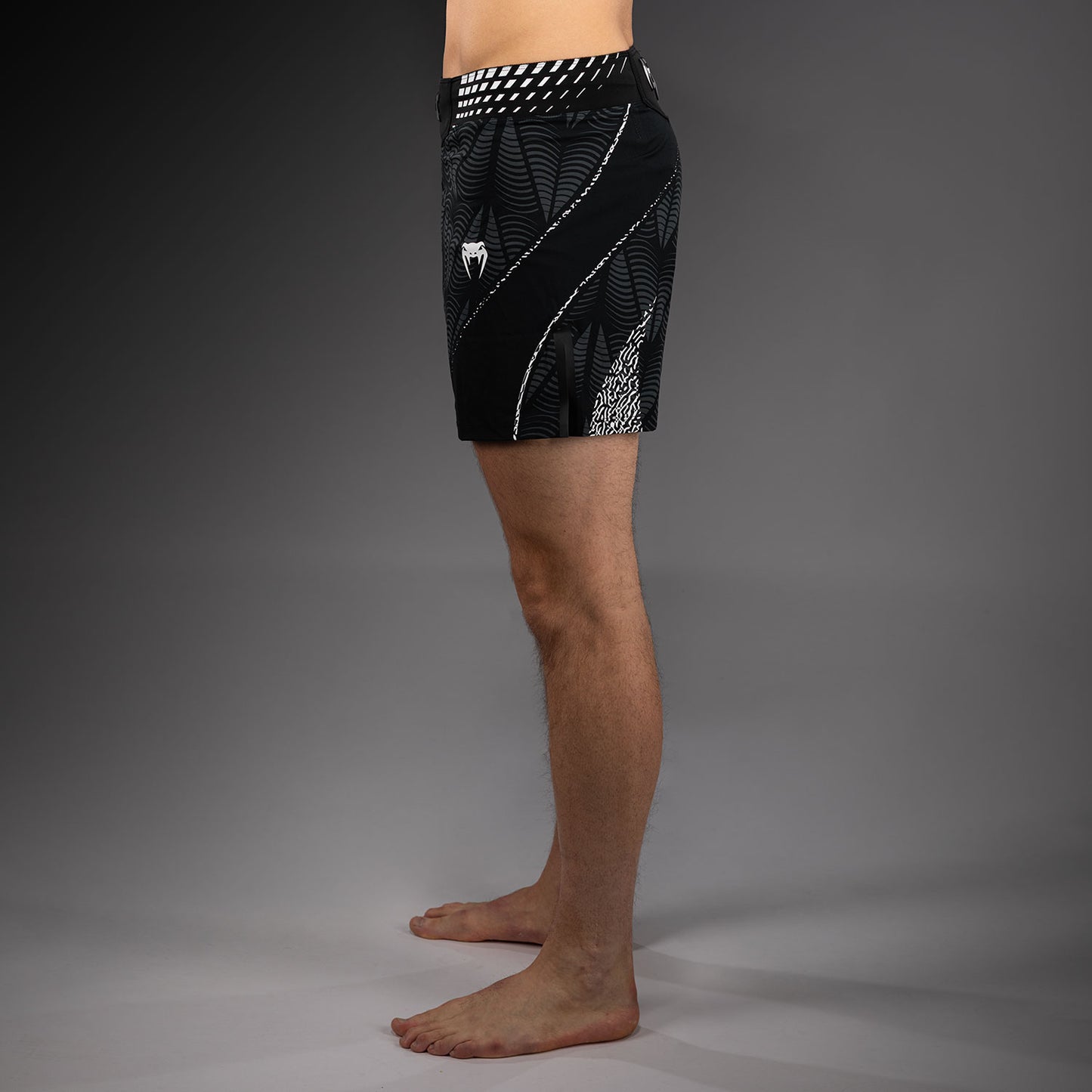 UFC Zenith by Venum Authentic Fight Night ショートフィットファイトショーツ メンズ - ブラック