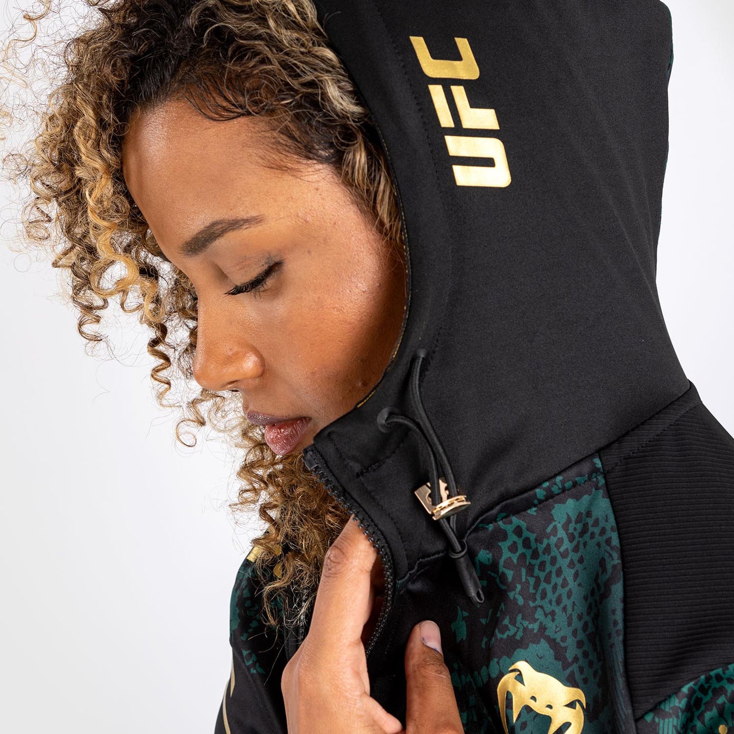 UFC Adrenaline by Venum Authentic Fight Night ウィメンズ・ウォークアウト・フーディ- Emerald Edition - グリーン/ブラック/ゴールド