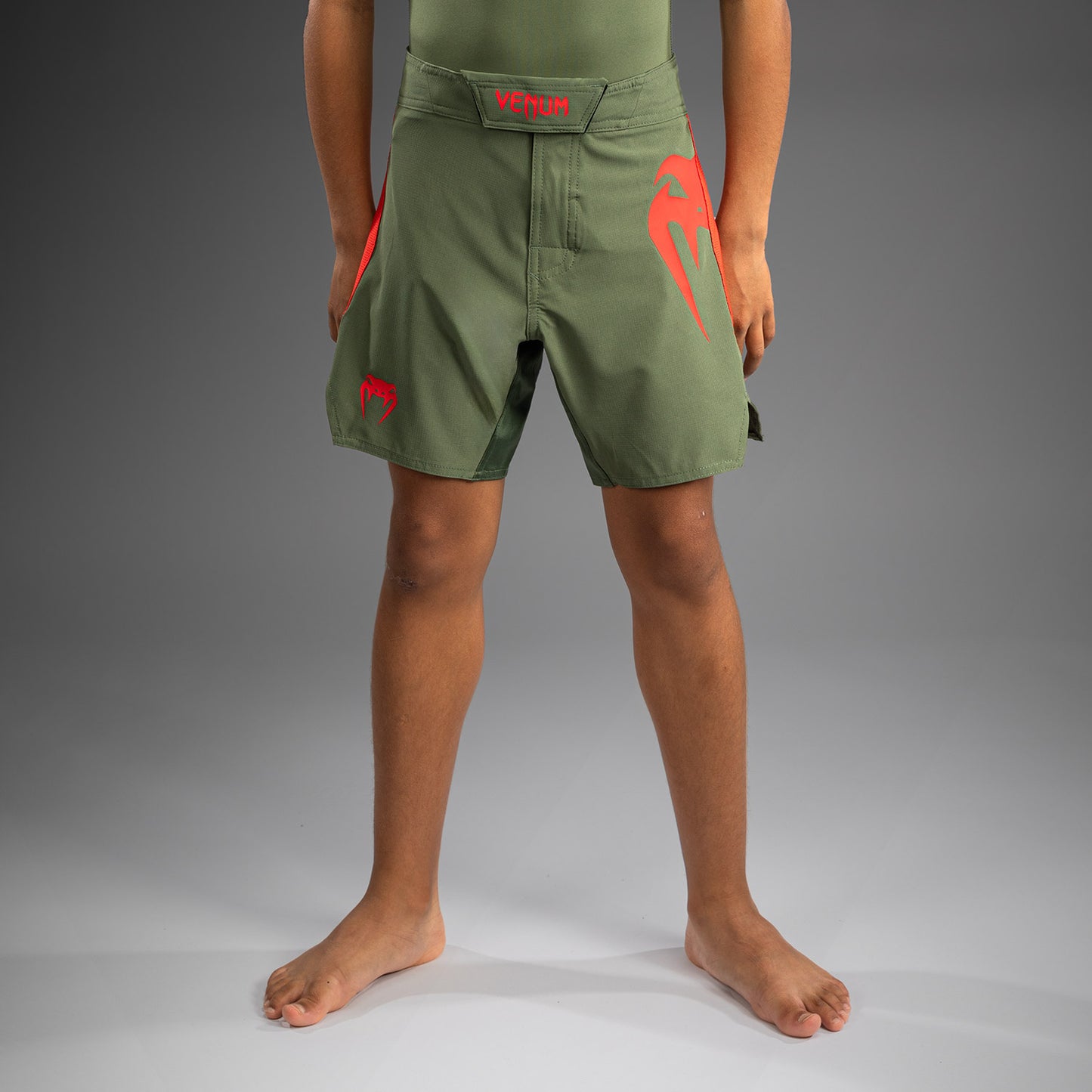 Venum Light Kids Fightshorts - アーミーグリーン/オレンジ