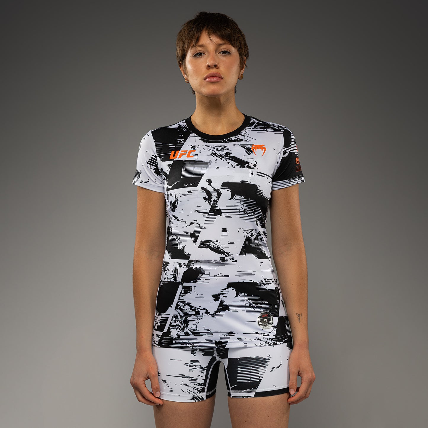 UFC Zenith by Venum Authentic Fight Week パフォーマンス半袖Tシャツ レディース - ホワイト