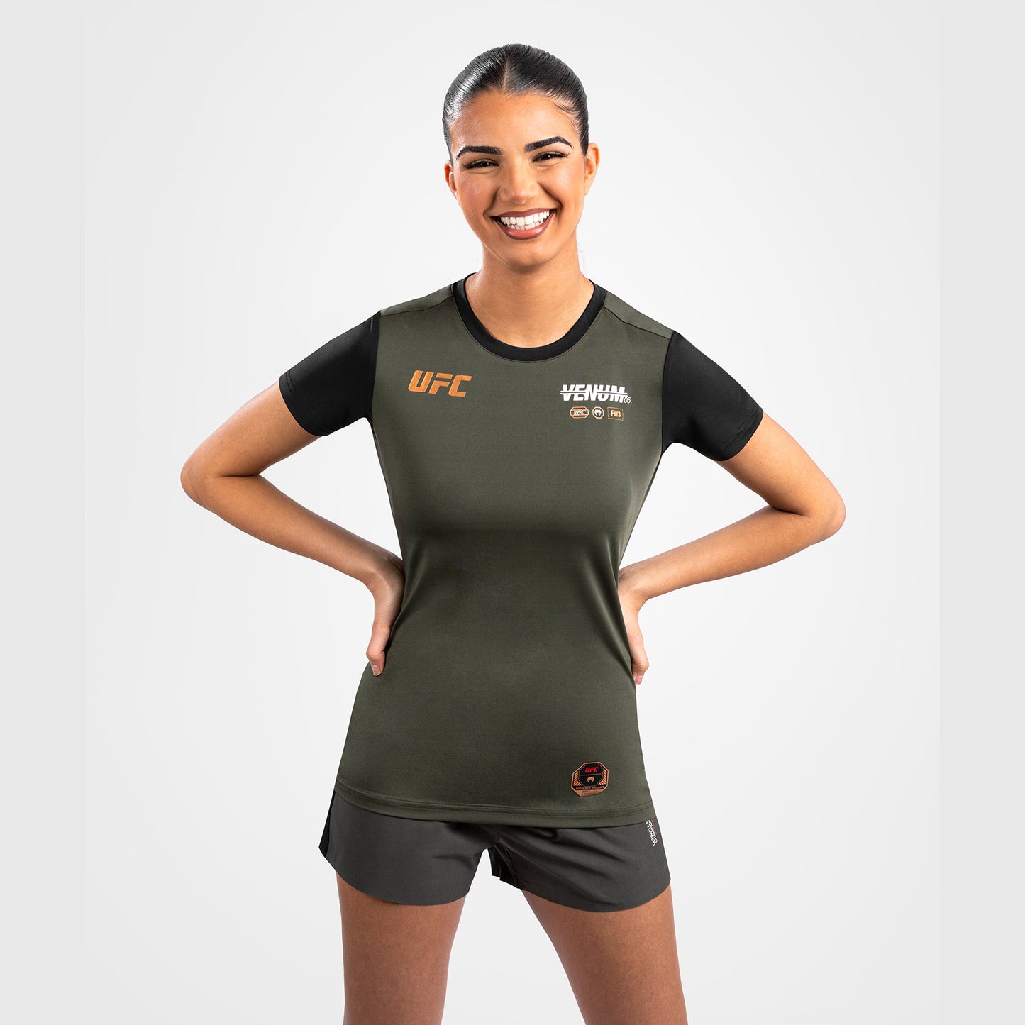 UFC Adrenaline by Venum Fight Week ウィメンズ・ドライテックTシャツ - カーキ／ブロンズ