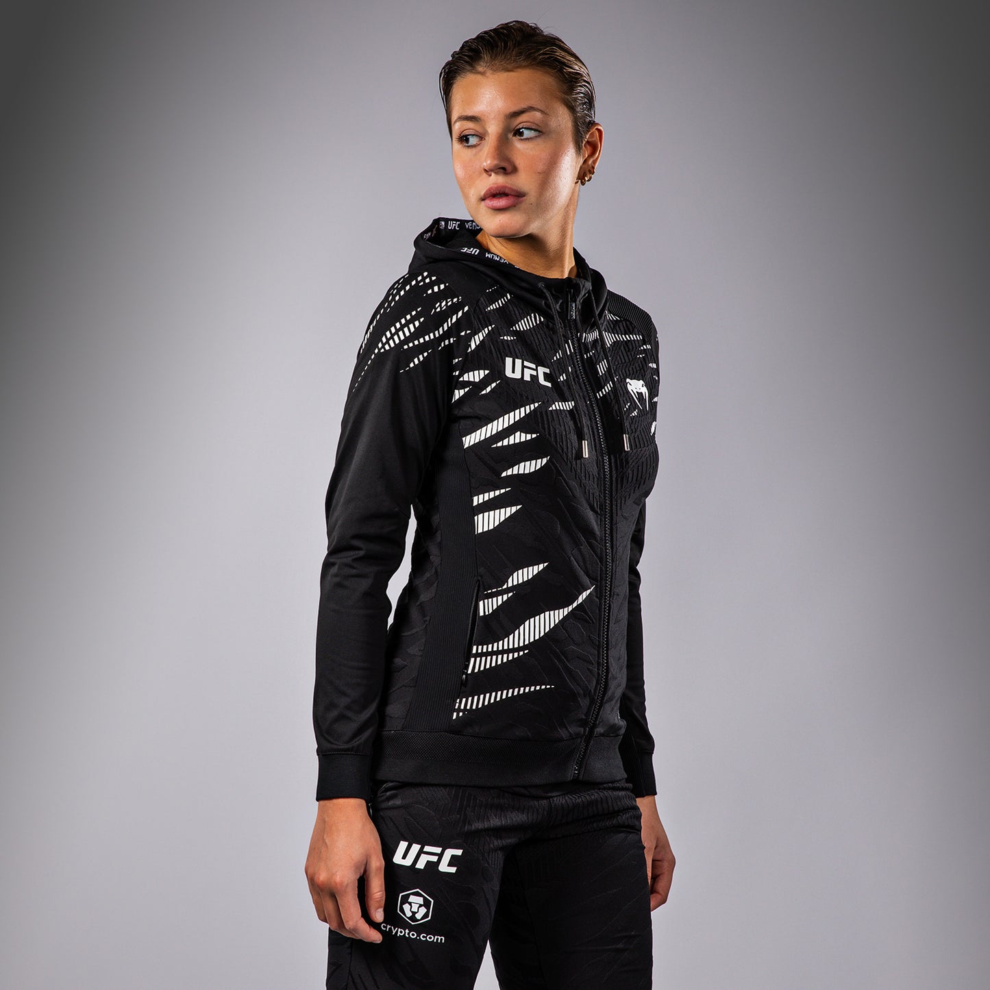 UFC Fusion by Venum Authentic Fight Night フード付きスウェットシャツ（女性用） - ブラック