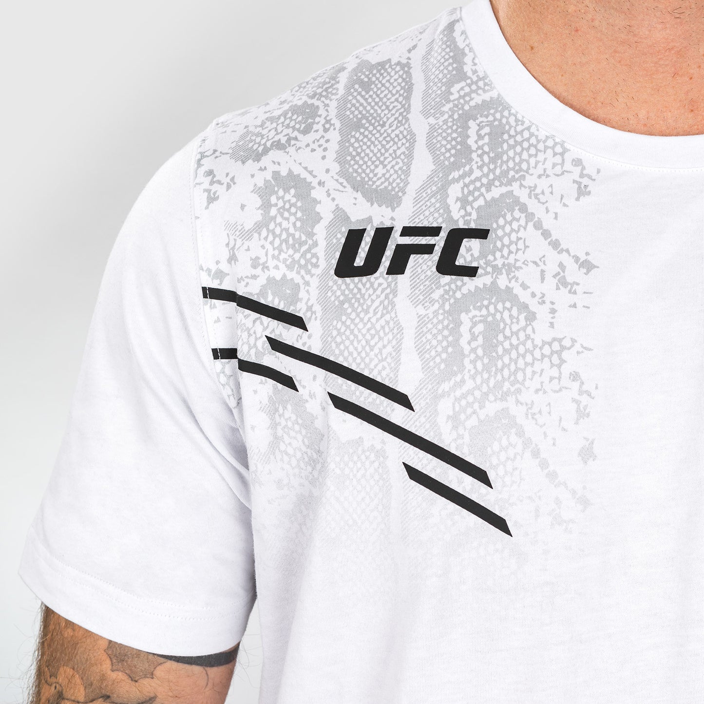 UFC Adrenaline by Venum Replica メンズ半袖Tシャツ - ホワイト