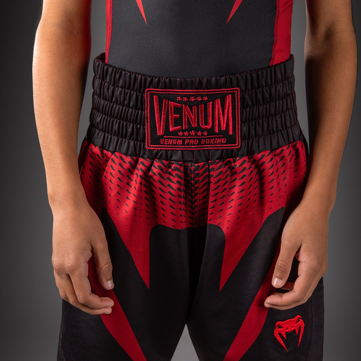 Venum Attack キッズ用ボクシングショーツ - ブラック/レッド