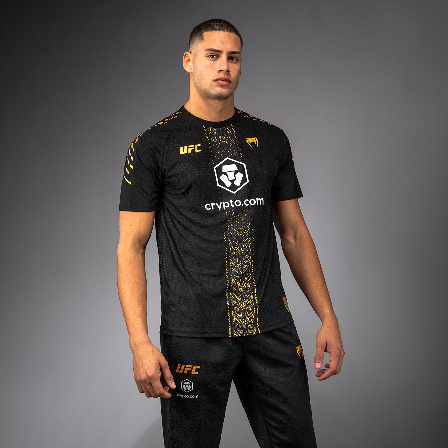 Venum製UFCファイトナイ ト・ウォークアウト・ジャージとショーツのセット 16b994175ee96220ae872609b7487f