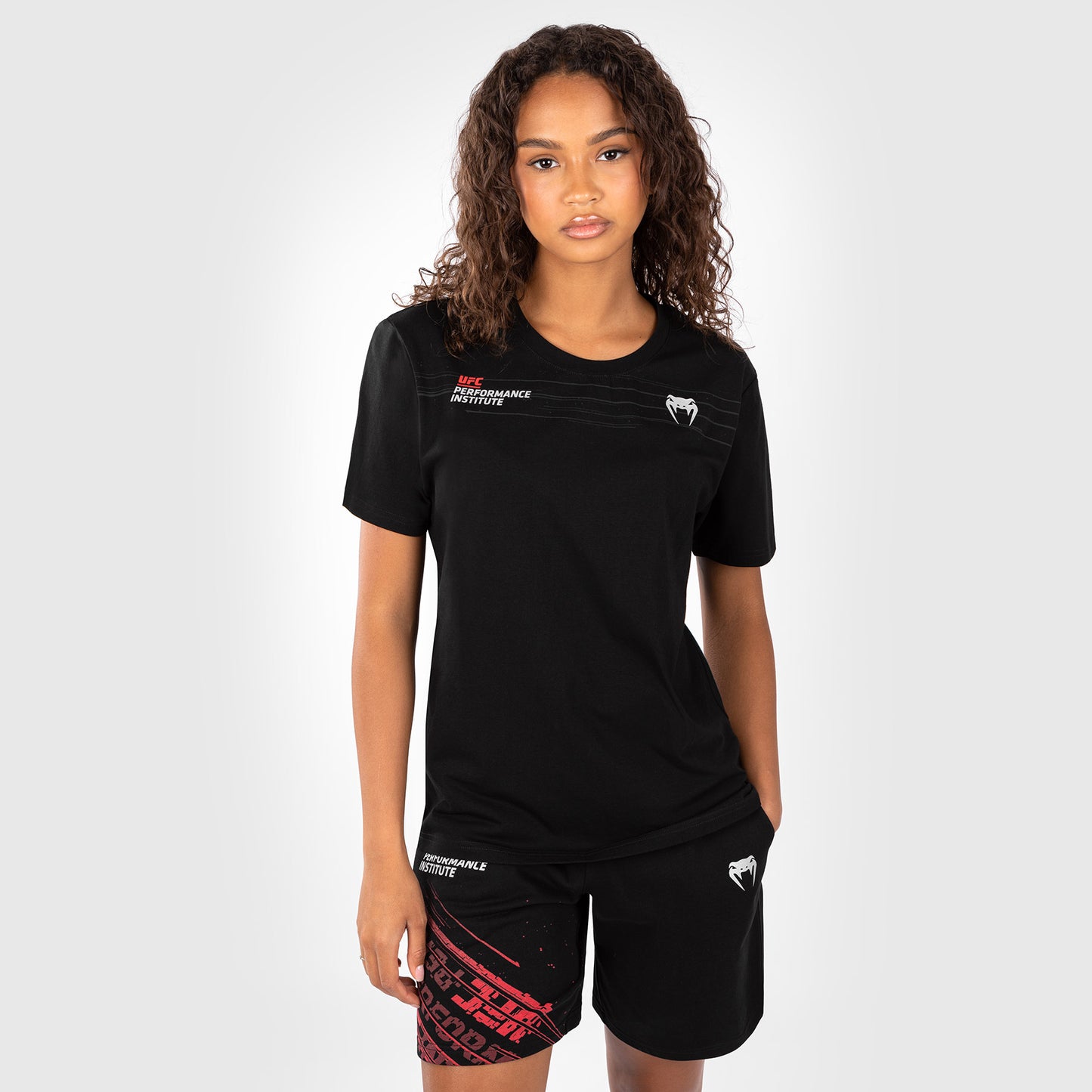 UFC Venum Performance Institute 2.0 女性用Tシャツ - ブラック/レッド