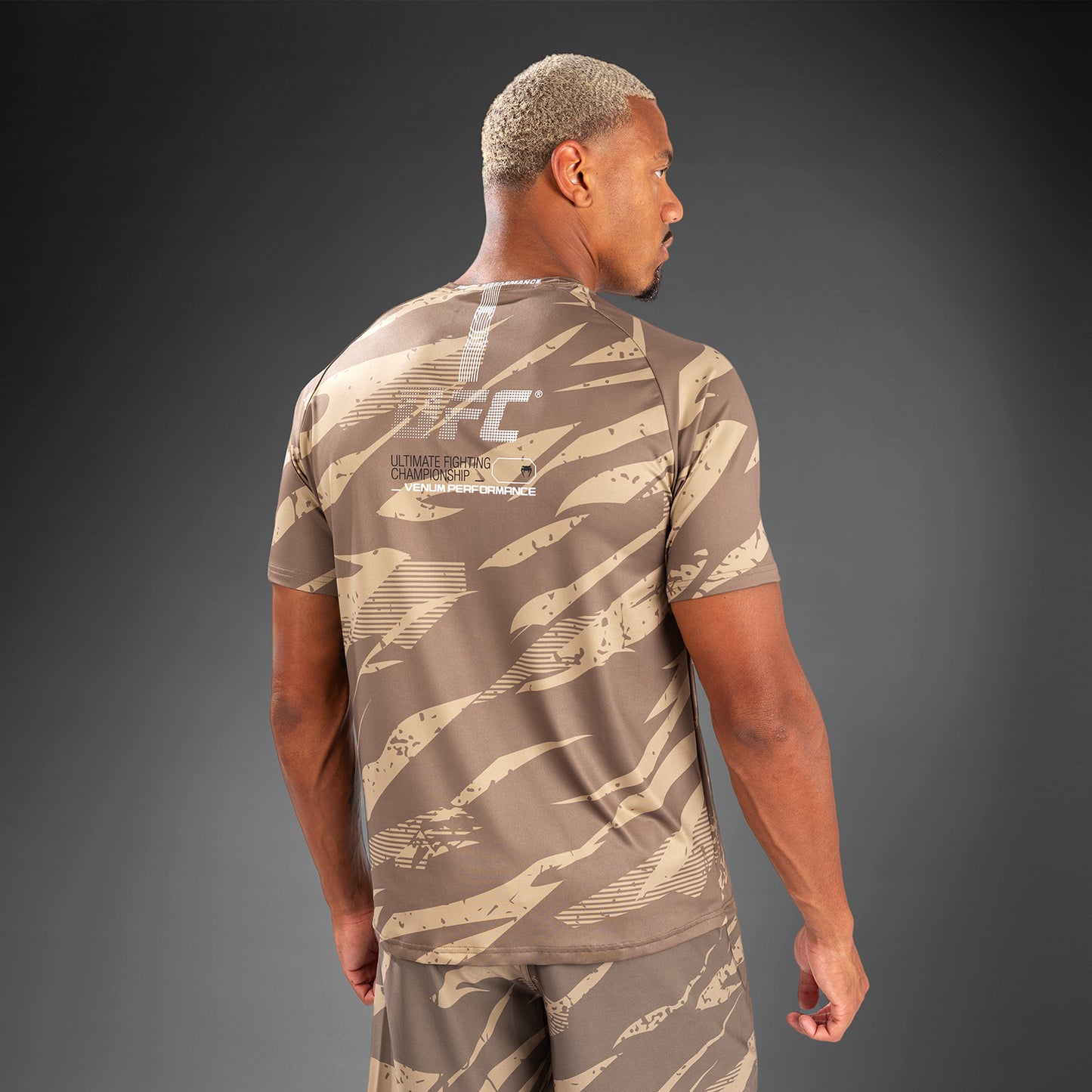 UFC Adrenaline By Venum Fight Week メンズ・ドライ・テックTシャツ - Desert Camo