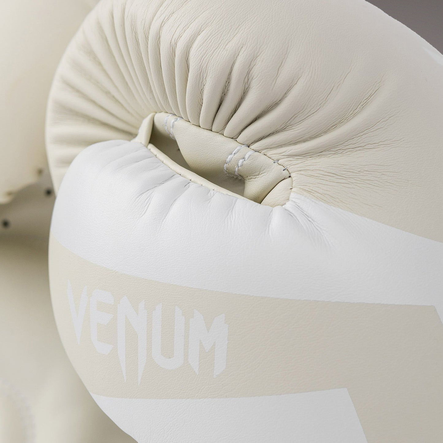 Venum Elite ボクシンググローブ：ホワイト／ホワイト