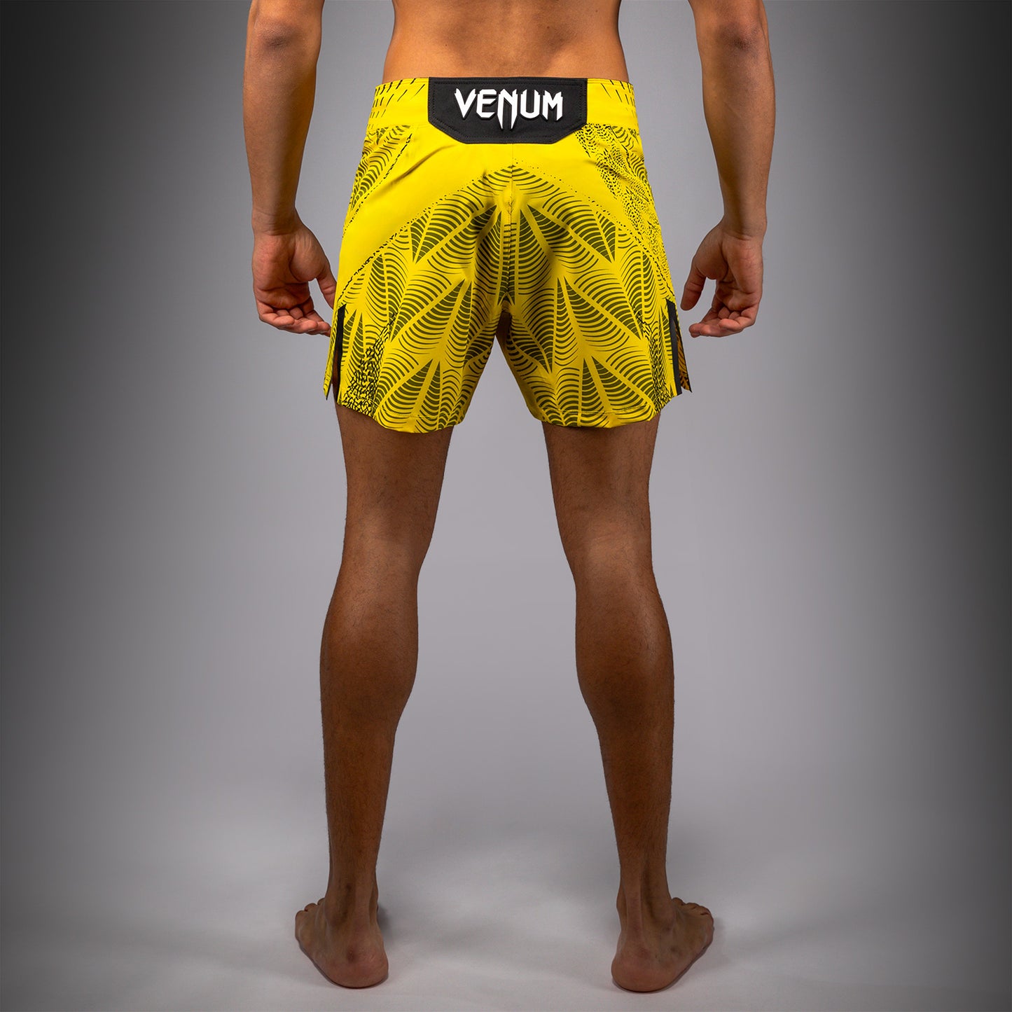 UFC Zenith by Venum Authentic Fight Night ショートフィットファイトショーツ メンズ - イエロー