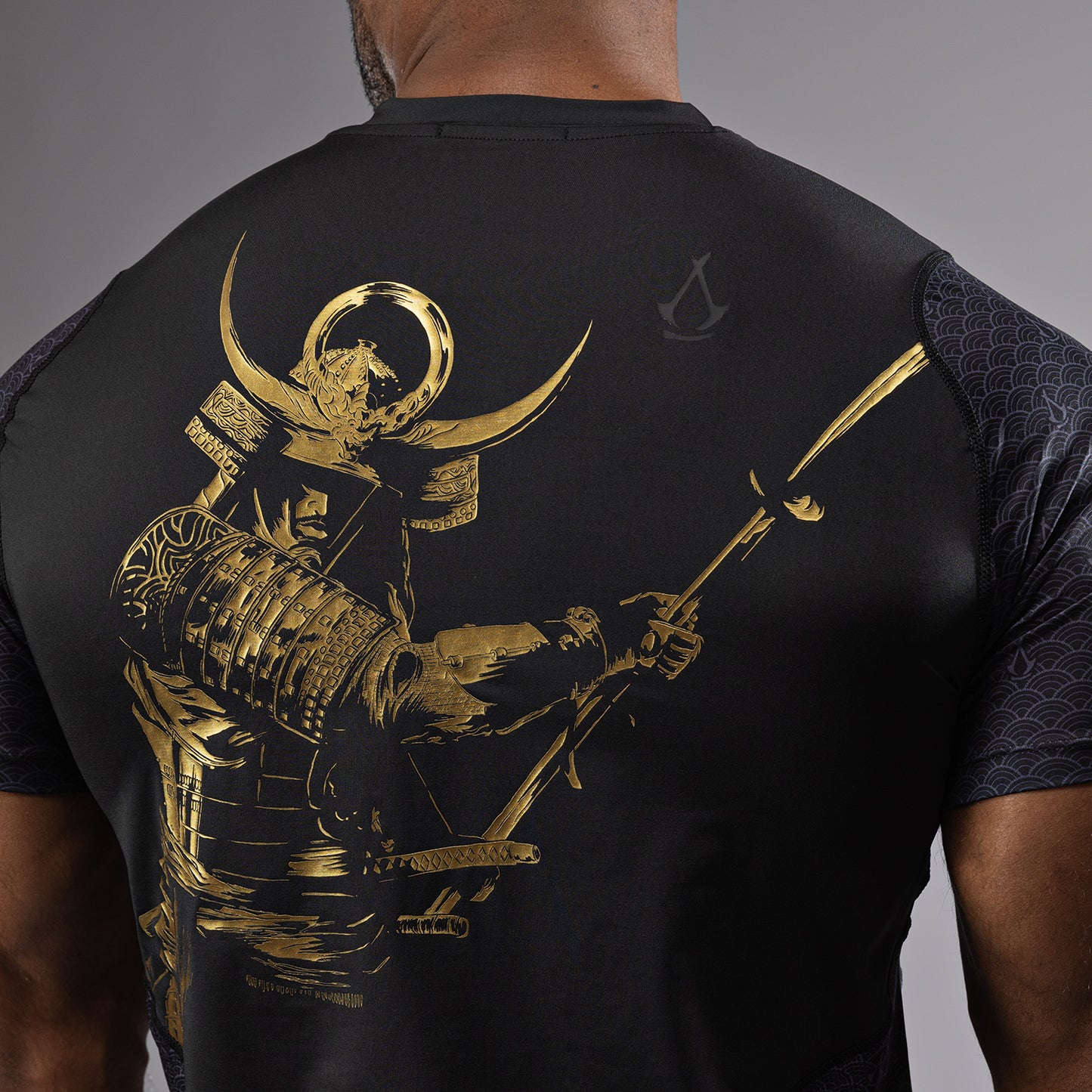 Venum x Assassin’s Creed Shadows メンズ・ドライテックTシャツ - ブラック／ゴールド