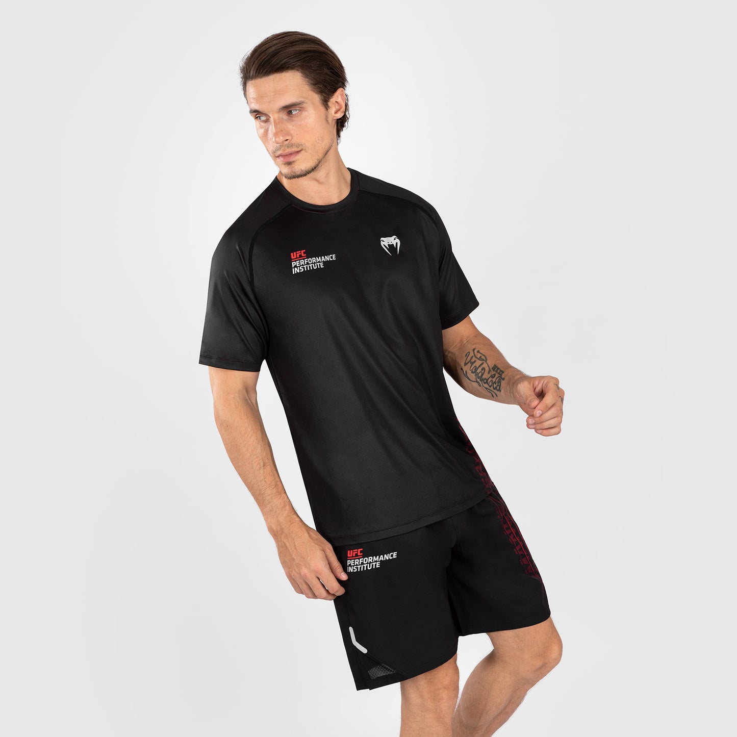 UFC Venum Performance Institute 2.0 メンズ・ドライテック・シャツ - ブラック／レッド