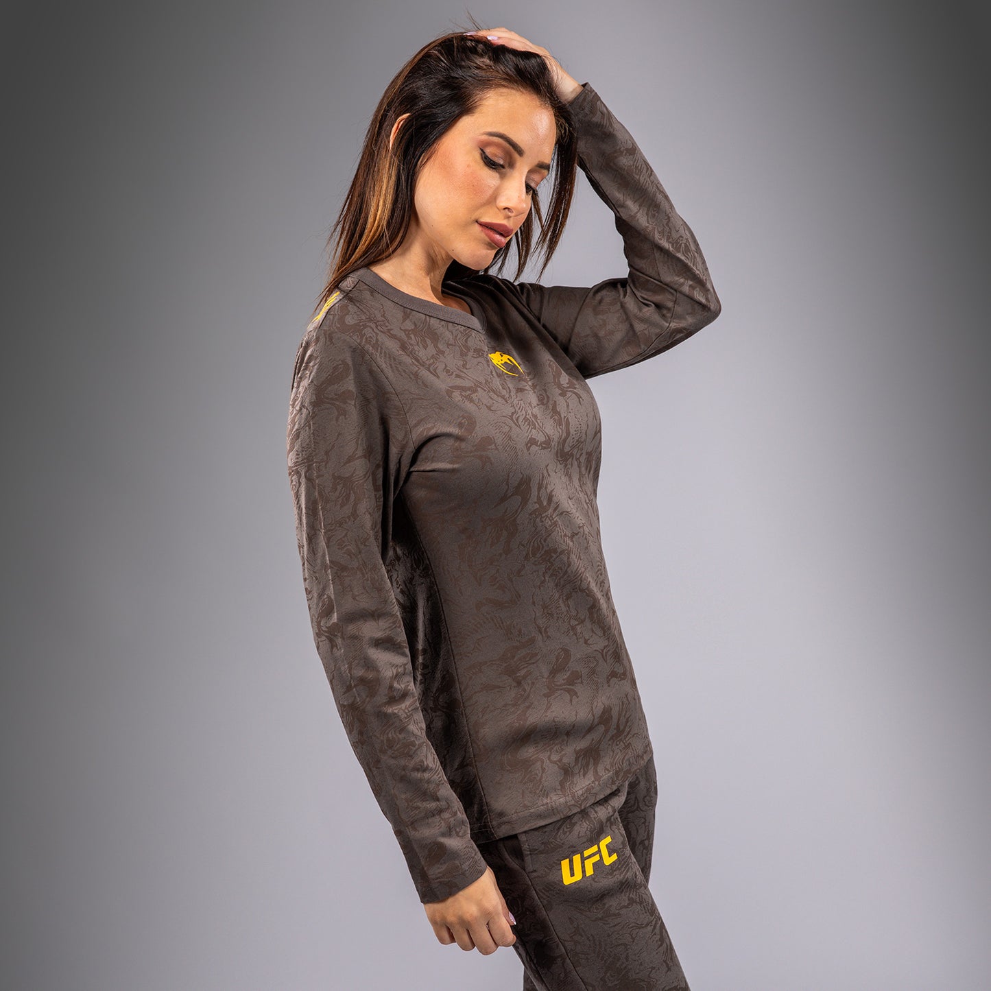 UFC Fusion by Venum Fight Week コットンロングスリーブTシャツ（女性用） - アーセンブラウン